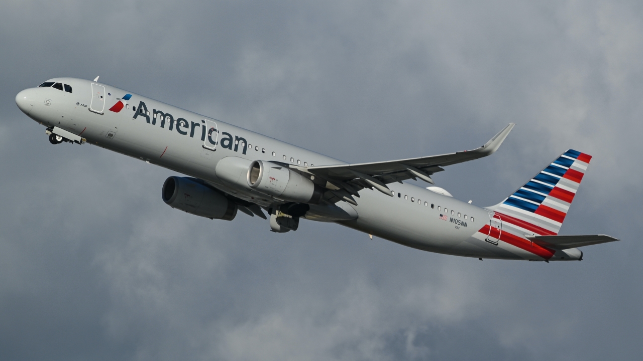 Full size: American Airlines Airbus A321-200 N105NN at Los Angeles International Airport