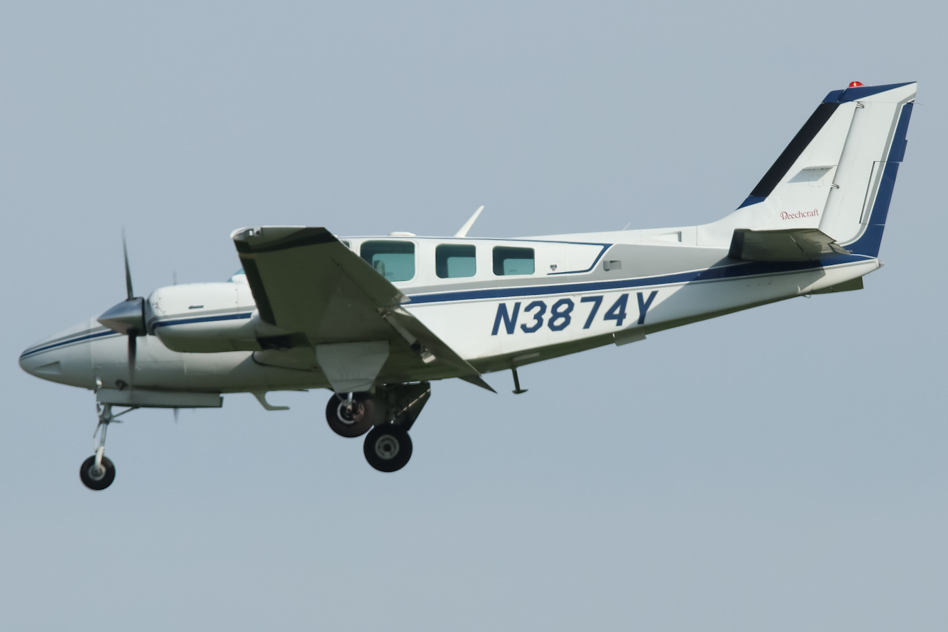 Full size: PRIVATE Beechcraft 58 Baron N3874Y at Lancaster Airport