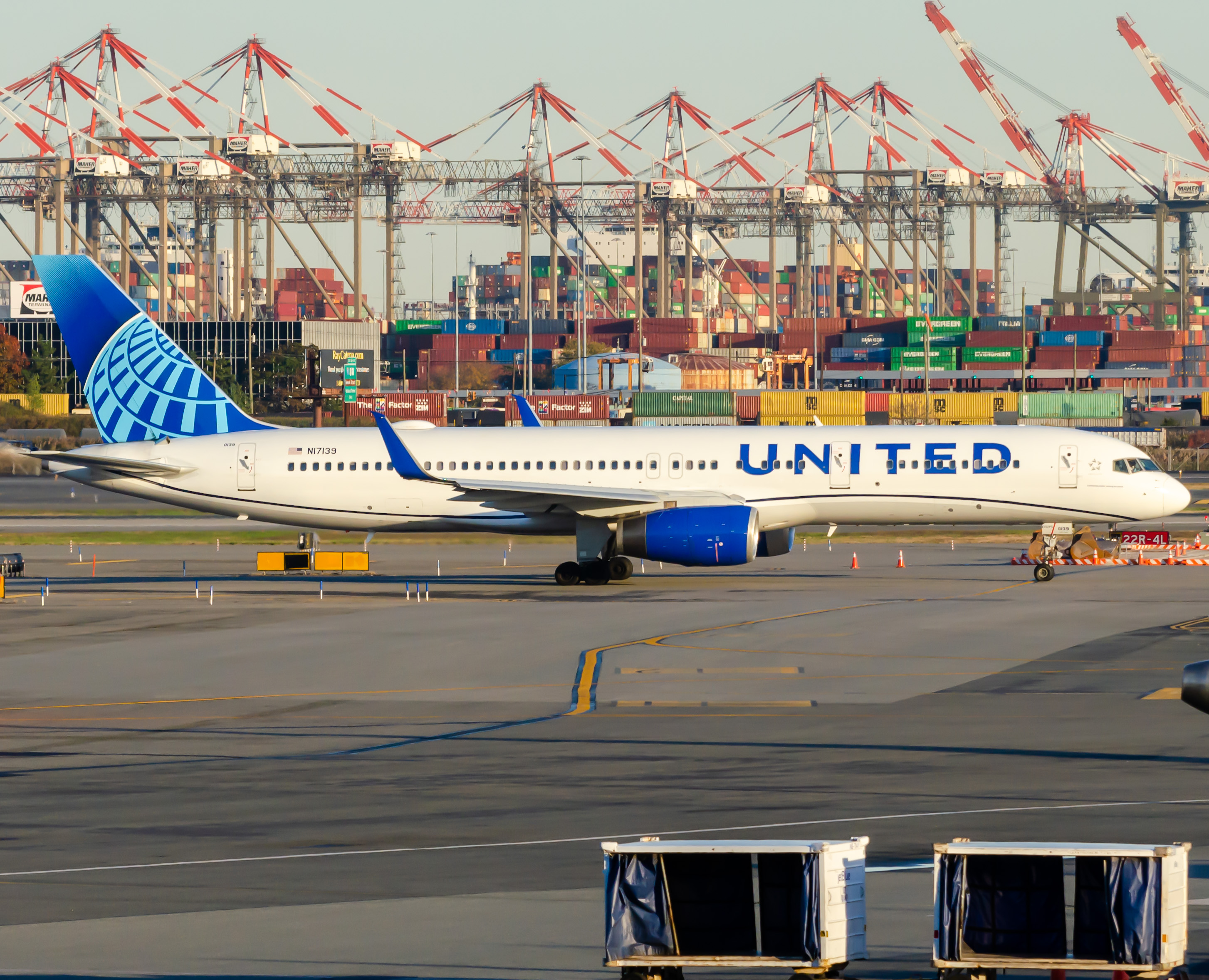 Full size: United Airlines Boeing 757-200 N17139 at Newark Liberty International Airport