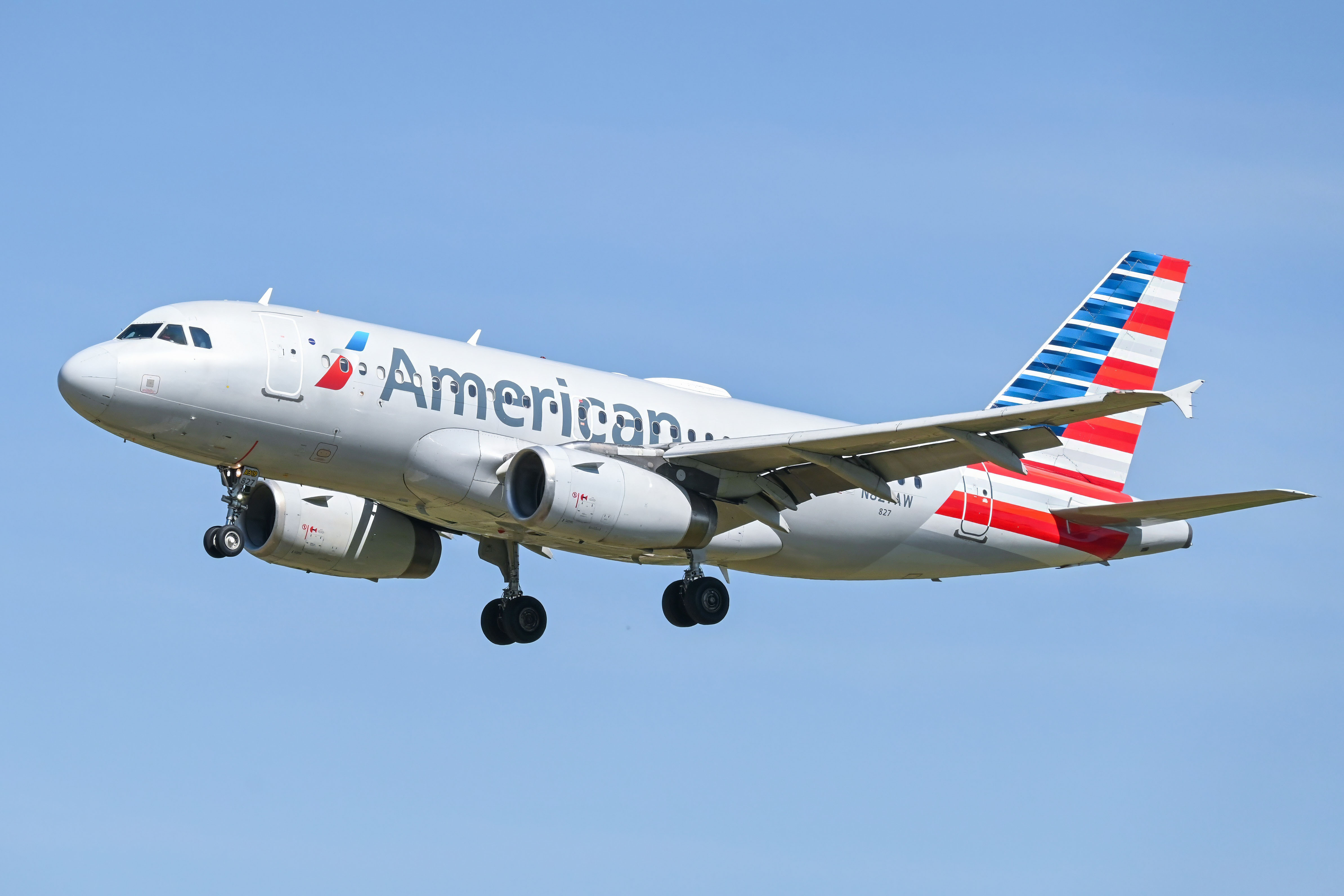Full size: American Airlines Airbus A319 N827AW at Philadelphia International Airport