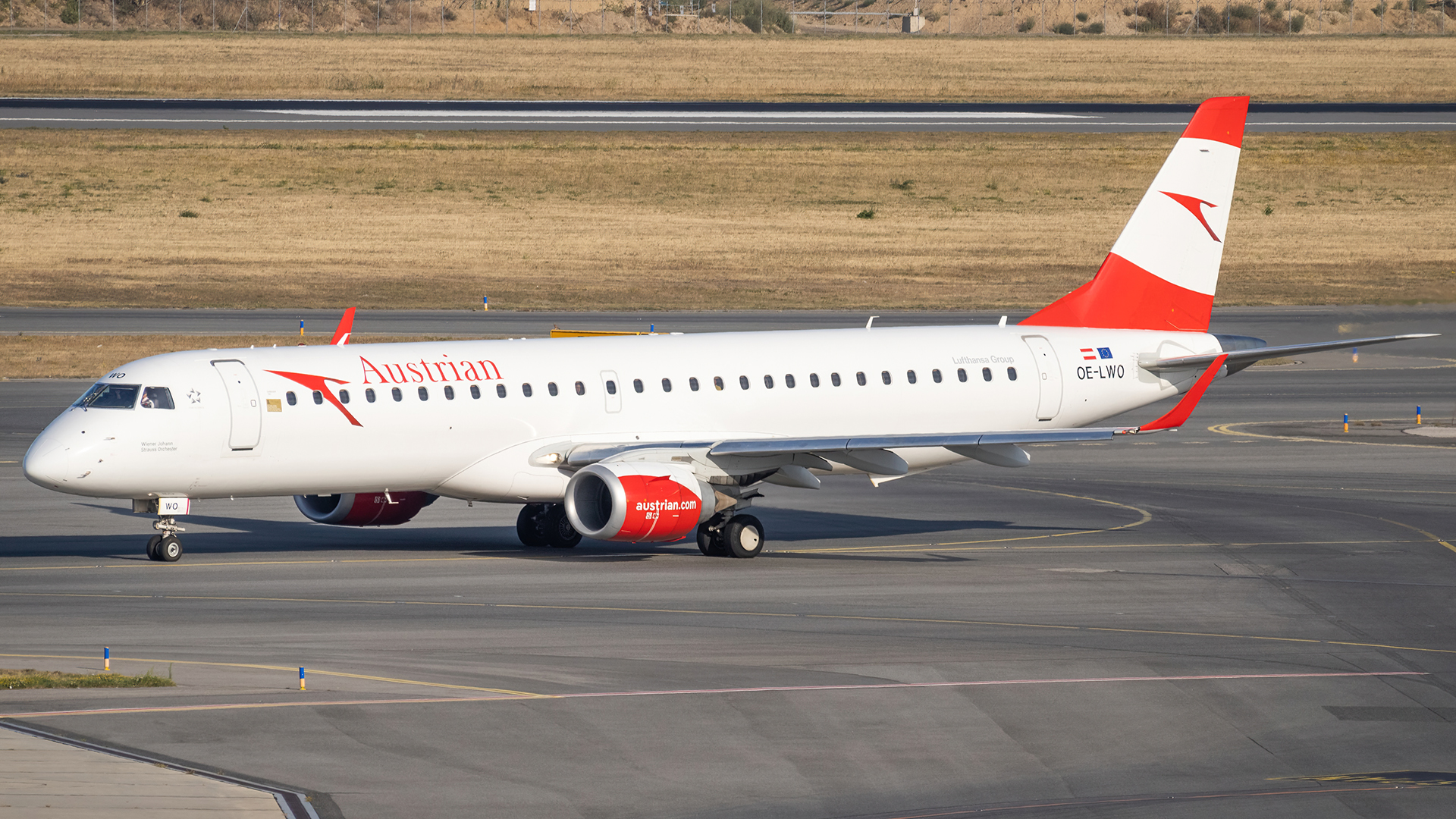 Full size: Austrian Airlines Embraer E195 OE-LWO at Vienna International Airport