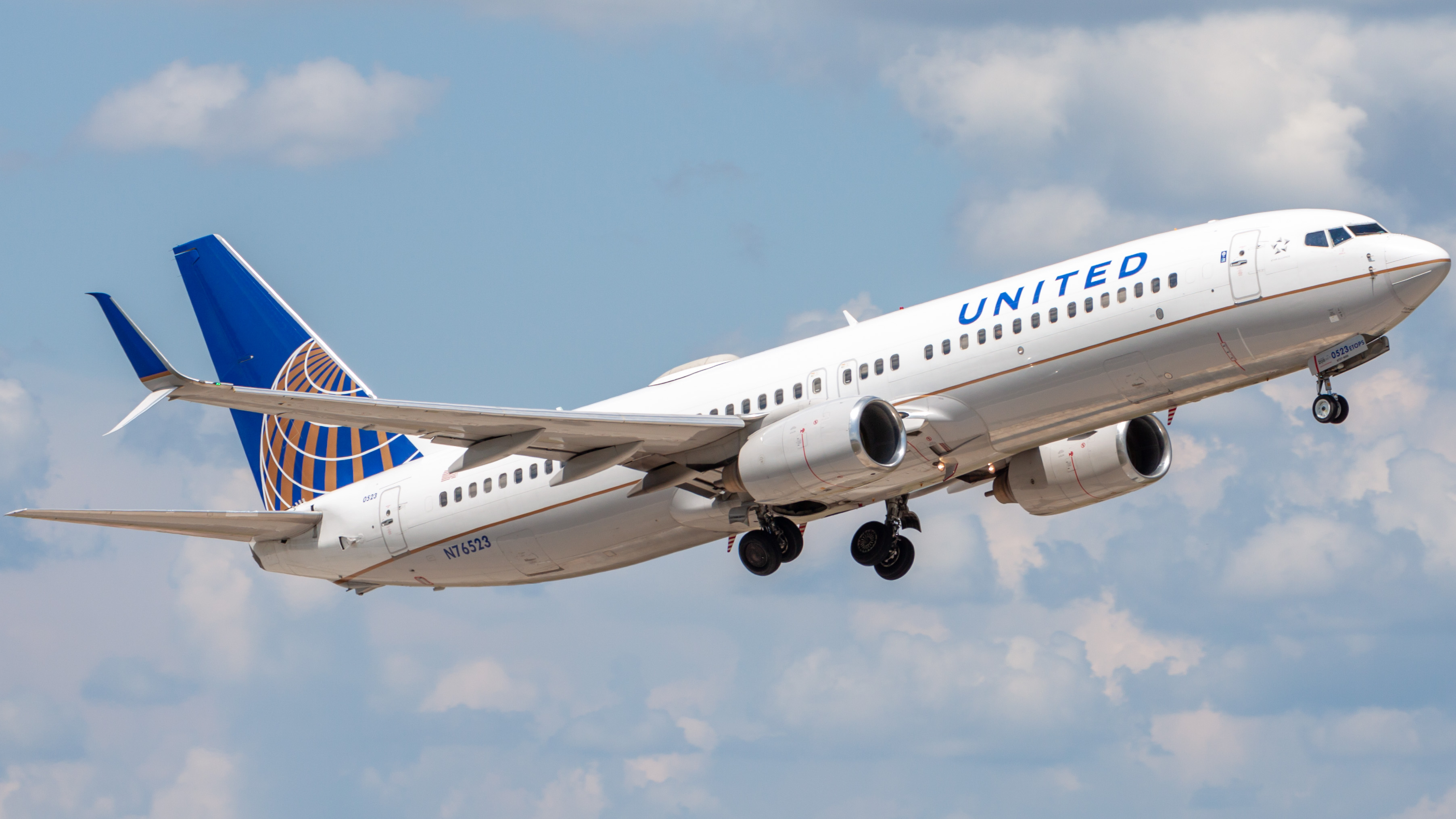 Full size: United Airlines Boeing 737-800 N76523 at Houston-George Bush Intercontinental Airport