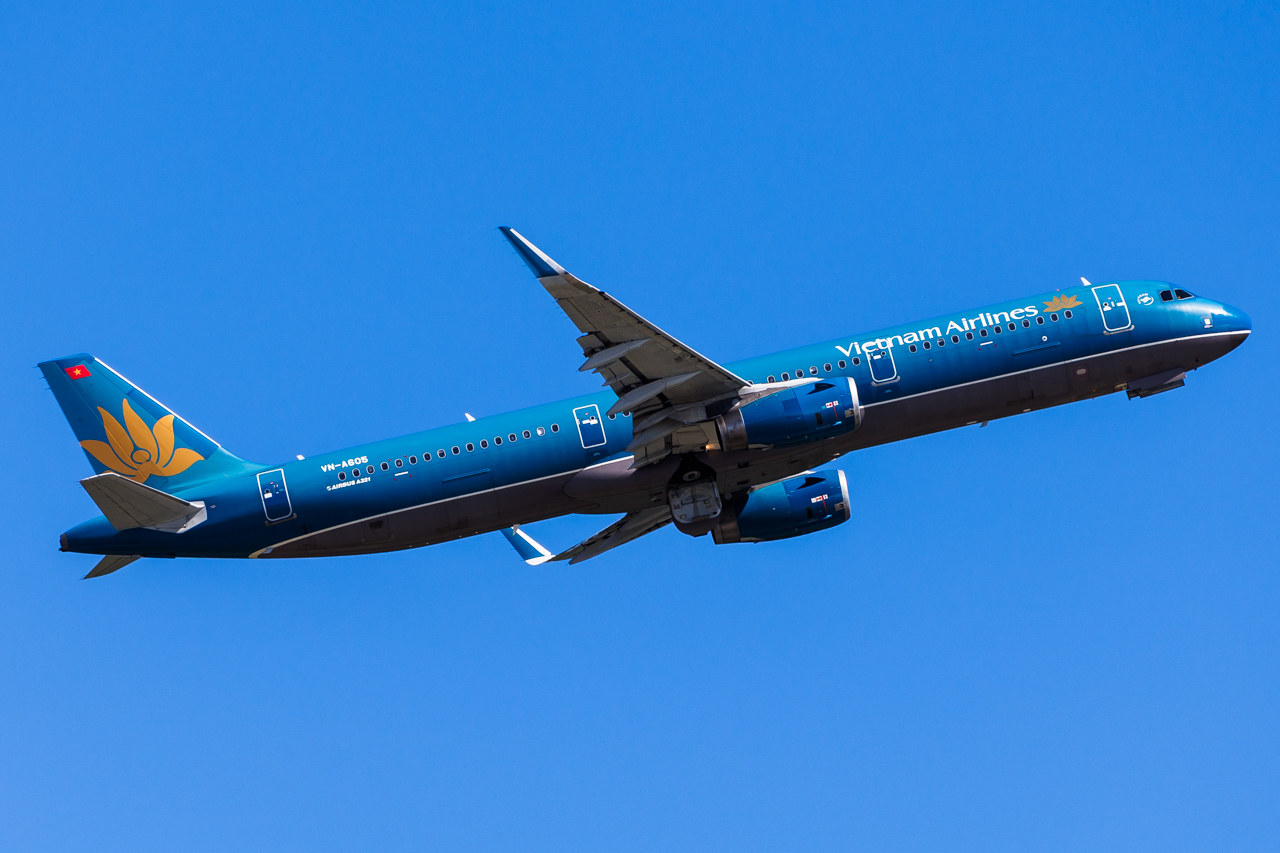 Full size: Vietnam Airlines Airbus A321-200 VN-A605 at Hong Kong International Airport