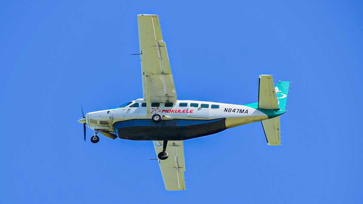 Full size: Mokulele Airlines Cessna 208 Grand Caravan N847MA at Kahului Airport