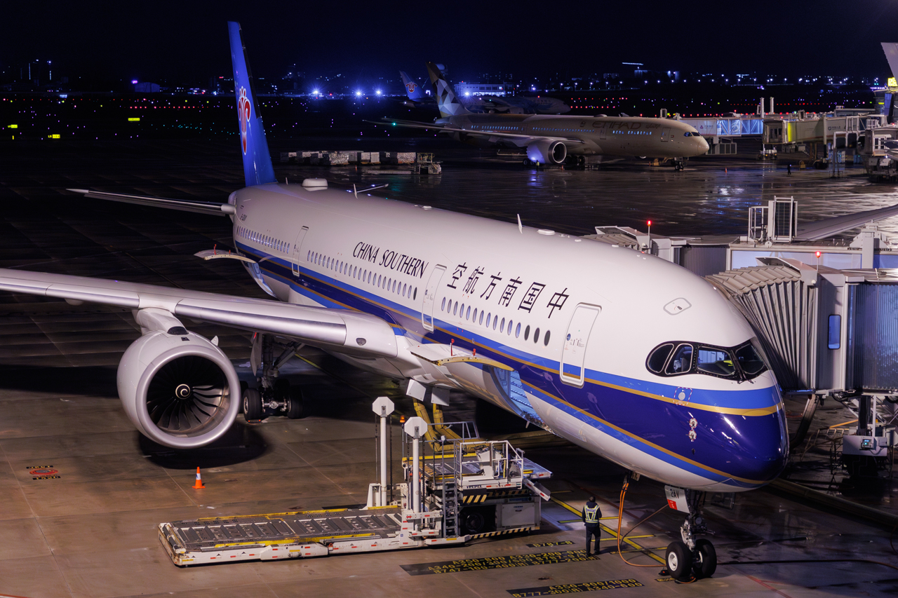 Full size: China Southern Airlines Airbus A350-900 B-32AV at Guangzhou Baiyun International Airport