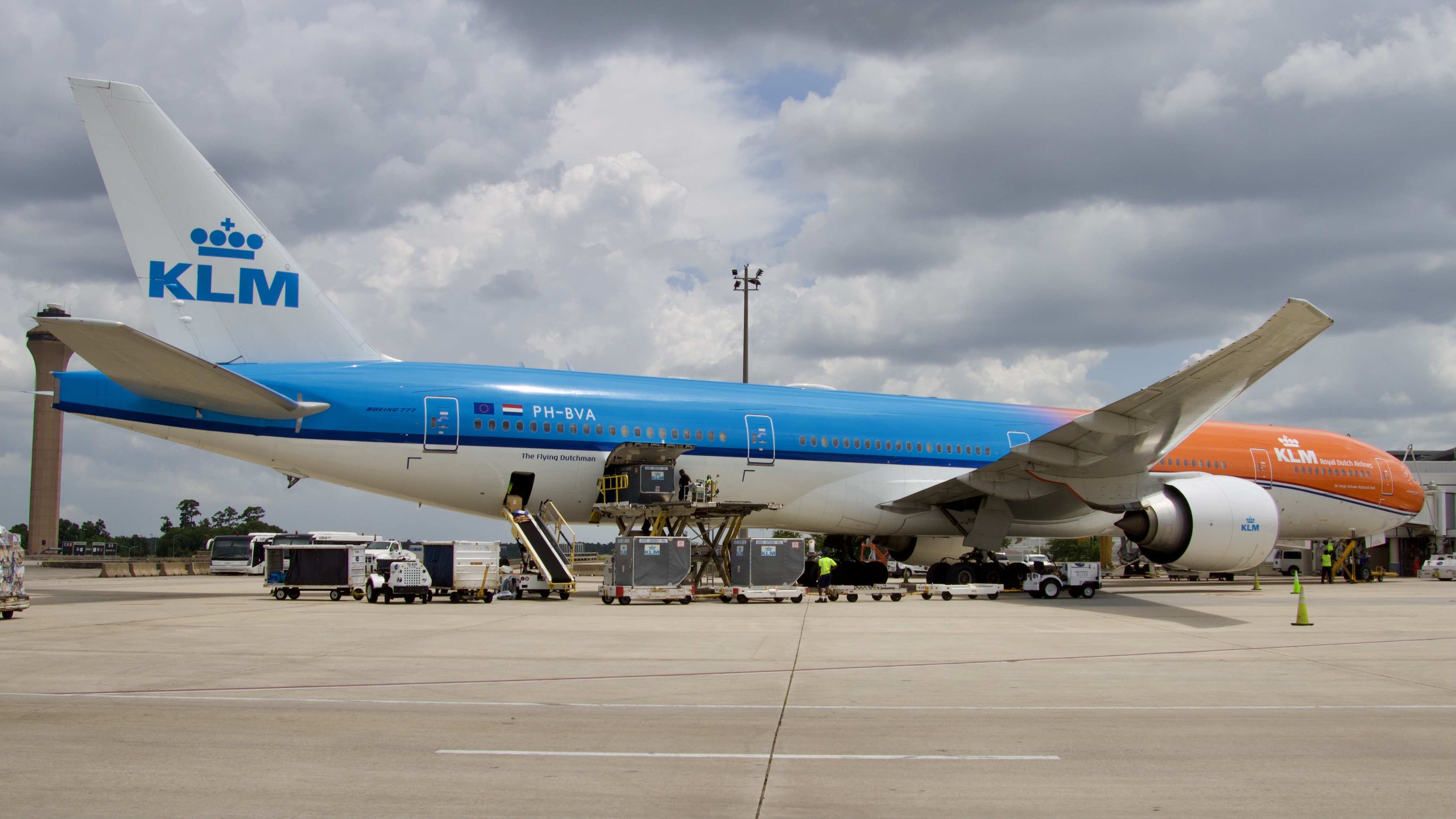 Full size: KLM Boeing 777-300ER PH-BVA at Houston-George Bush Intercontinental Airport