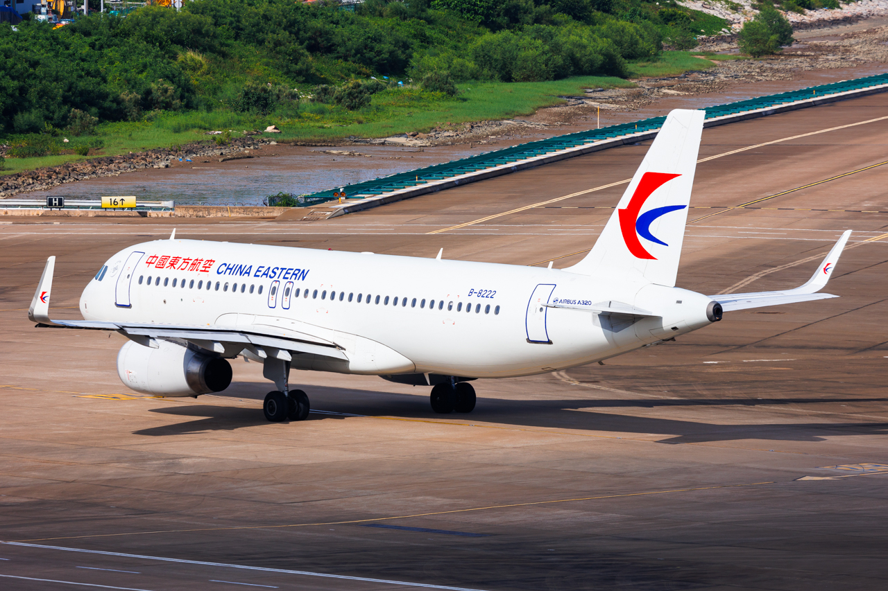 Full size: China Eastern Airlines a320 B-8222 at Macau International Airport