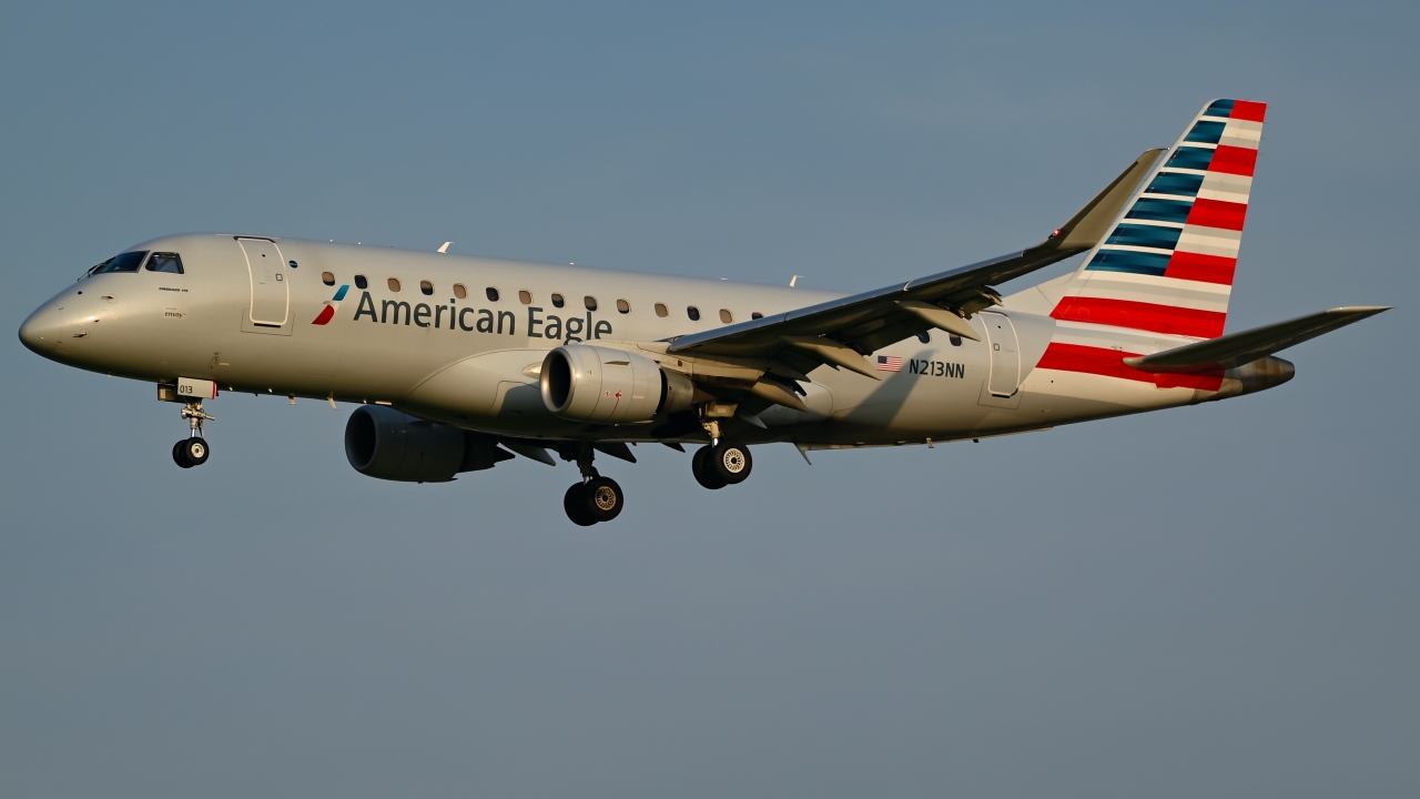 Full size: American Eagle Embraer E175 N213NN at Dallas-Fort Worth International Airport