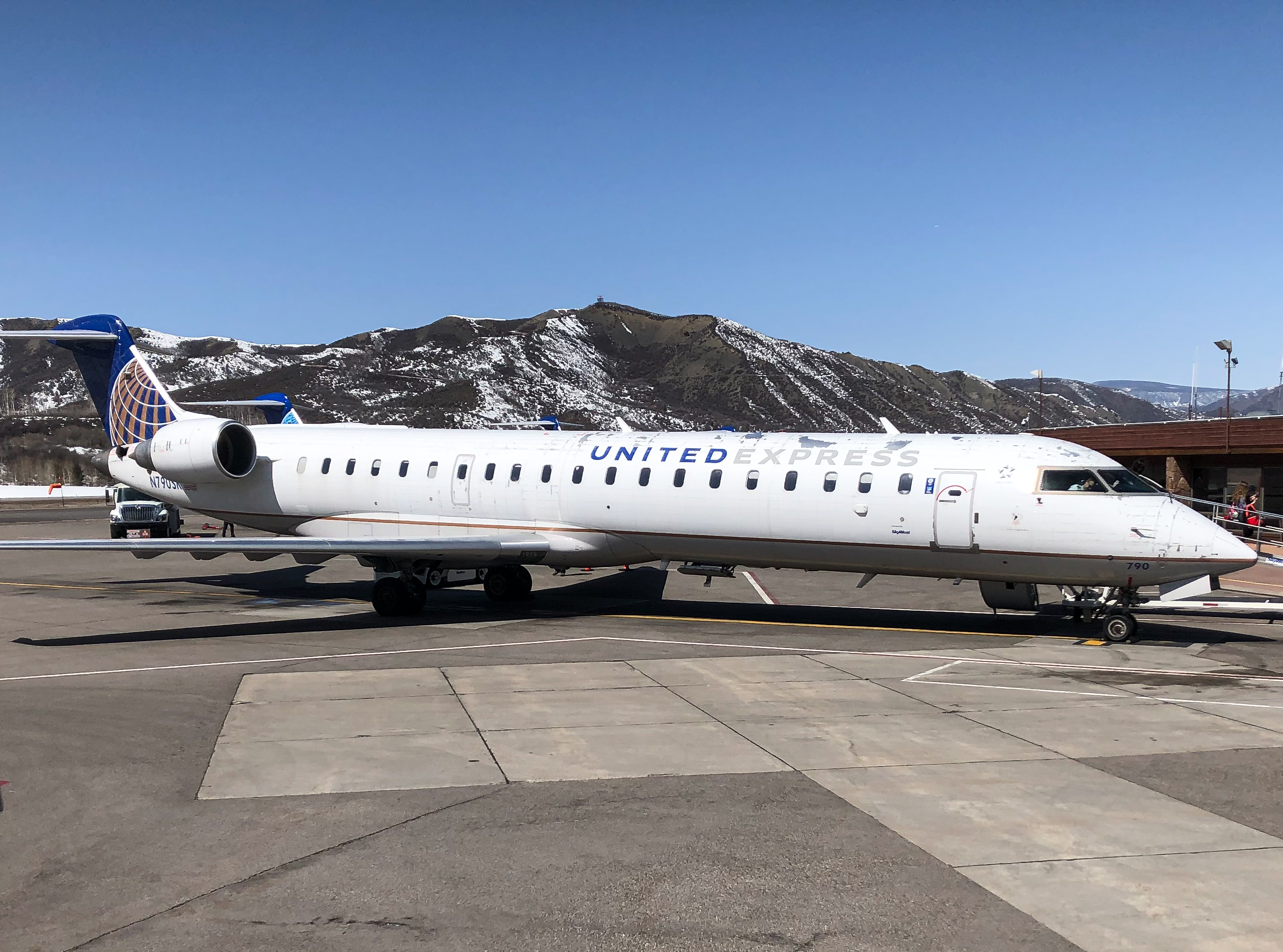 Full size: United Express Mitsubishi CRJ-700 N790SK at Aspen-Pitkin County Airport/Sardy Field