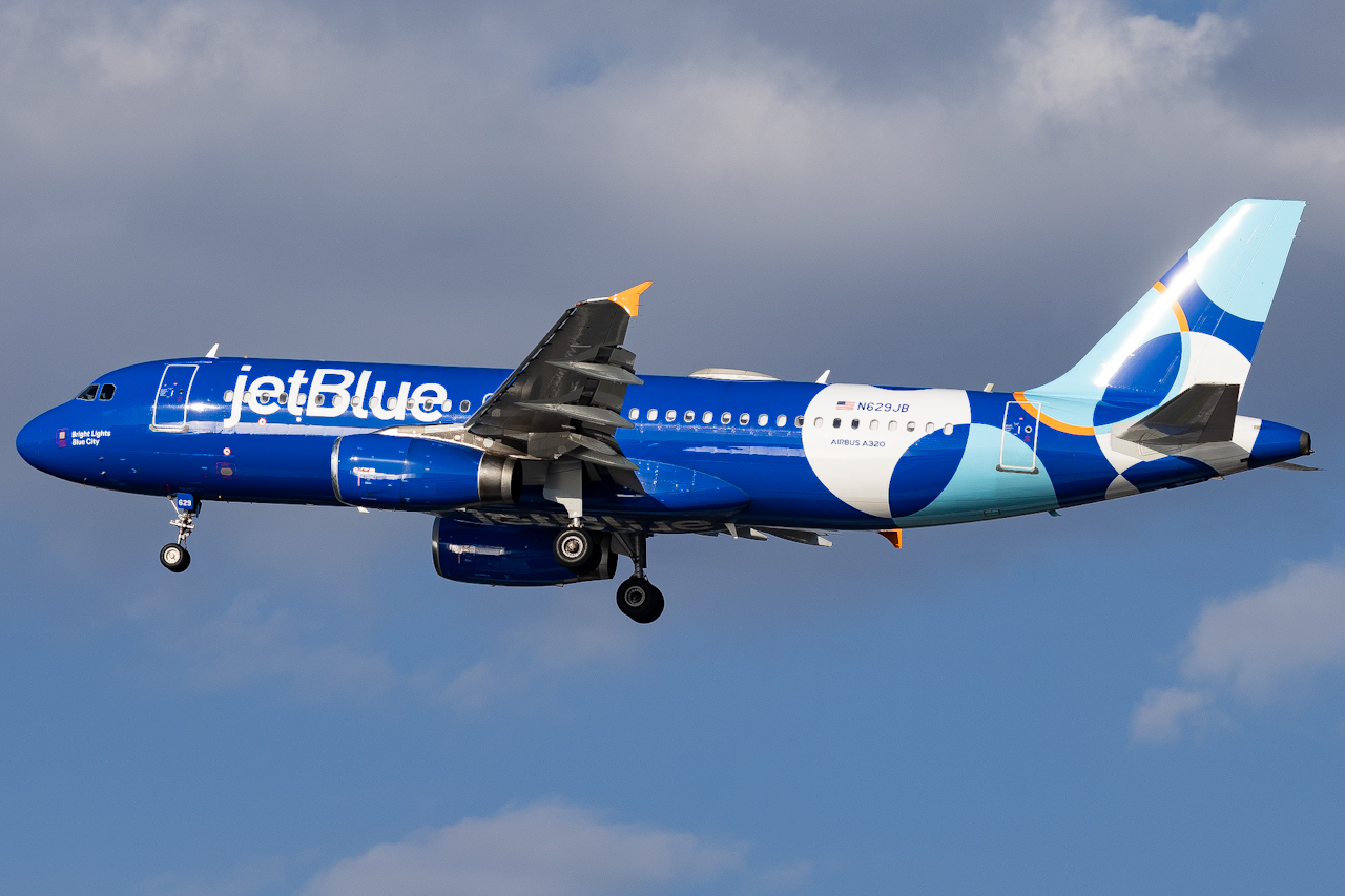Full size: JetBlue Airways Airbus A320 N629JB at Tampa International Airport