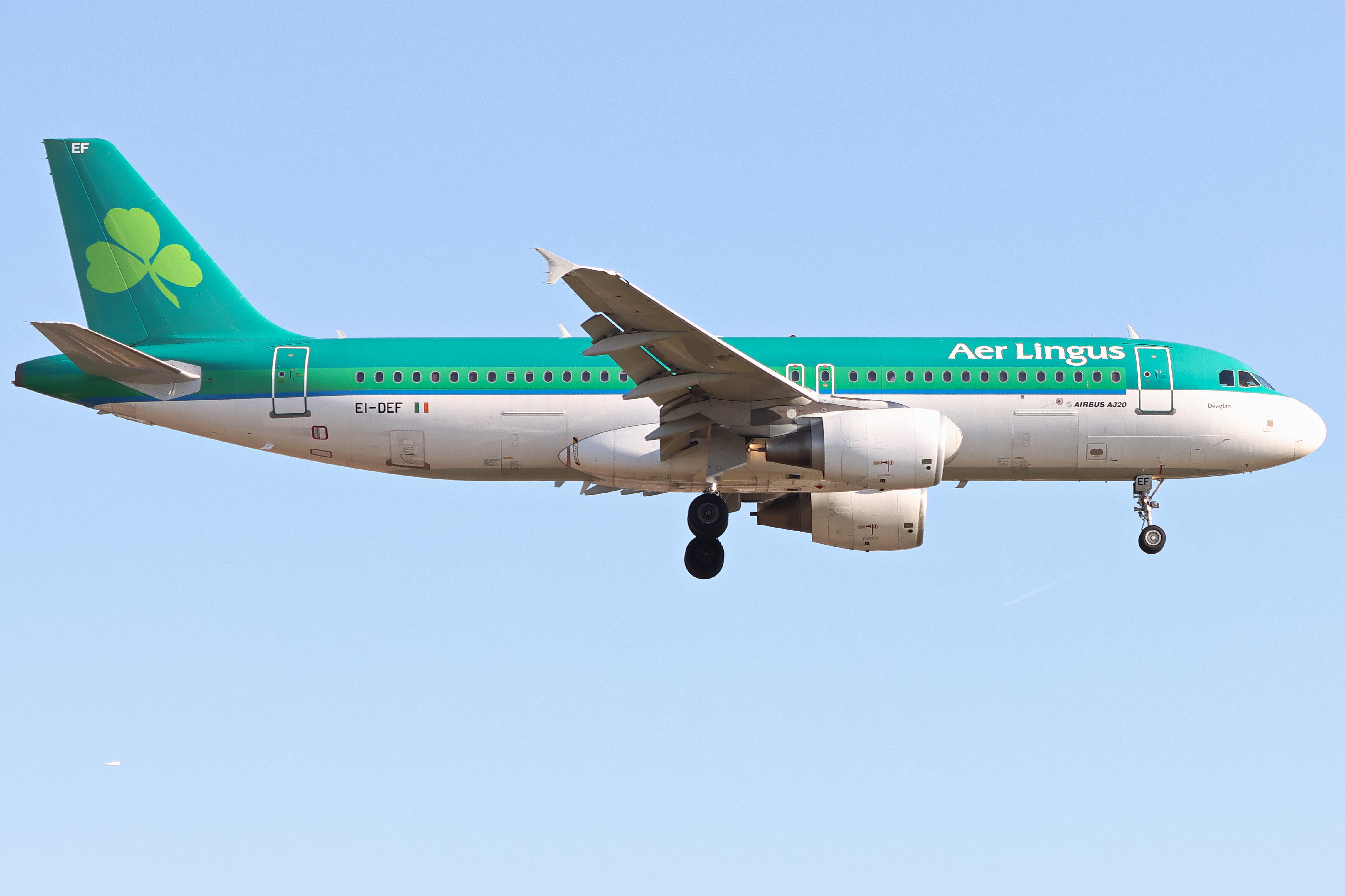 Full size: Aer Lingus Airbus A320 EI-DEF at London Heathrow International Airport