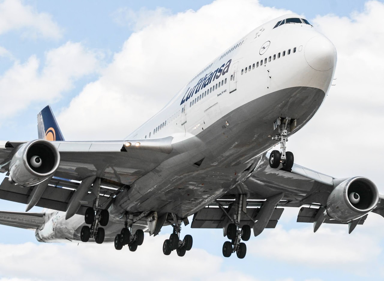 Full size: Lufthansa Boeing 747-400 D-ABTL at Lester B Pearson International Airport
