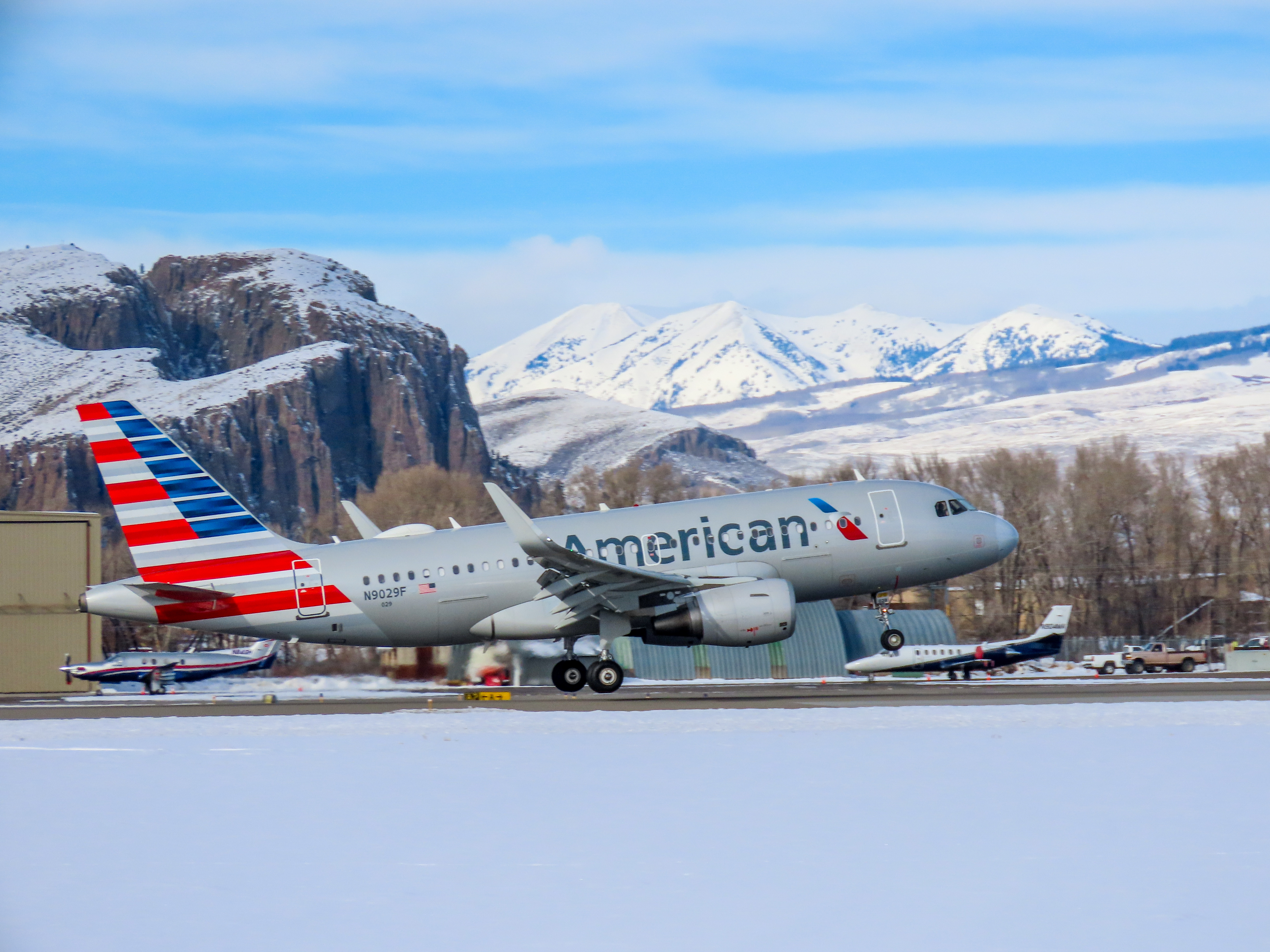 Full size: American Airlines Airbus A319 N9029F at Gunnison-Crested Butte Regional Airport