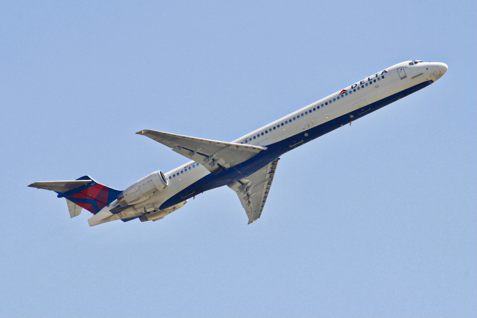 Full size: Delta Airlines McDonnell Douglas MD-90 N925DN at Hartsfield-Jackson Atlanta International Airport