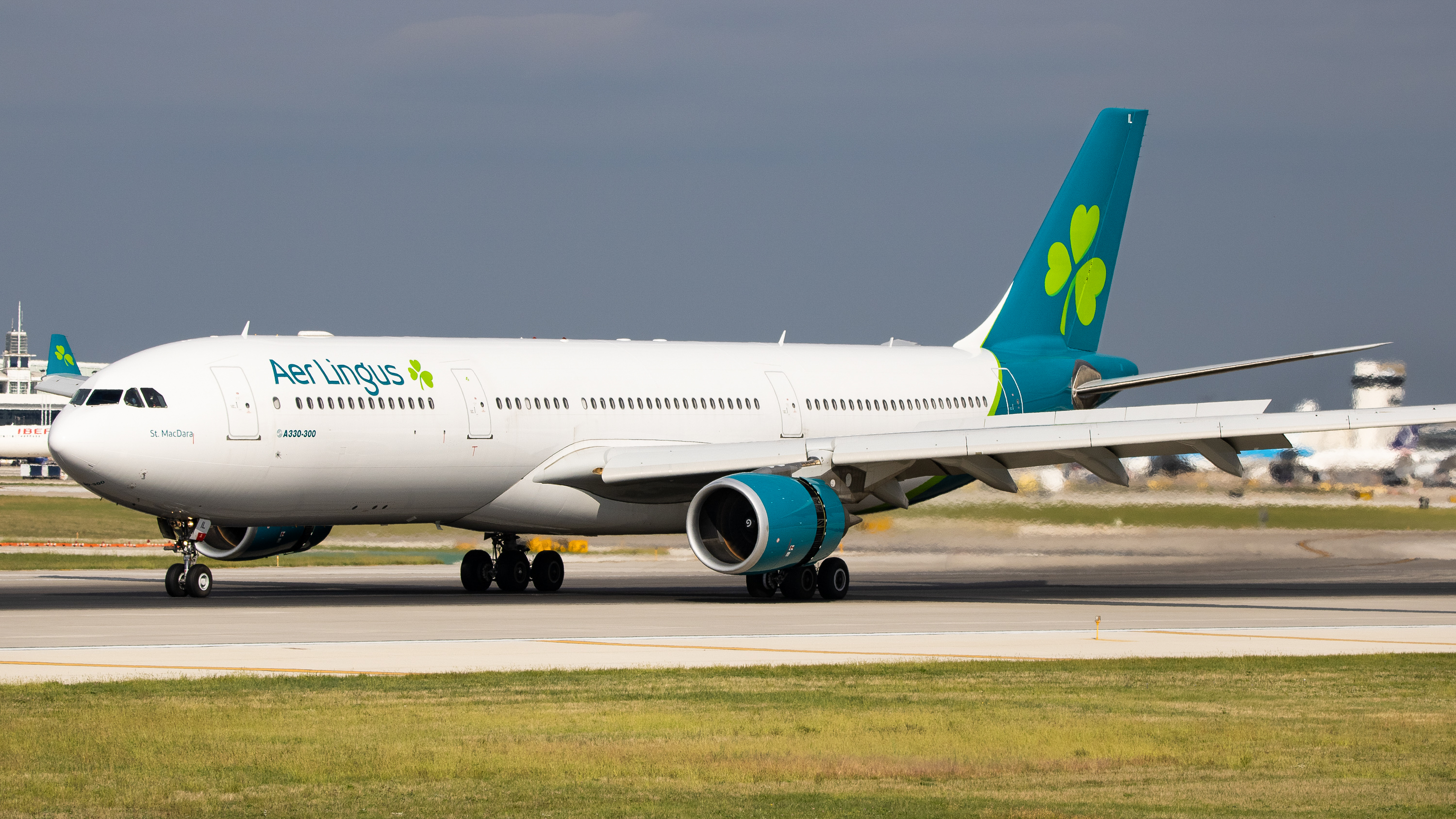 Full size: Aer Lingus Airbus A330-300 E-IEIL at Chicago O'Hare International Airport