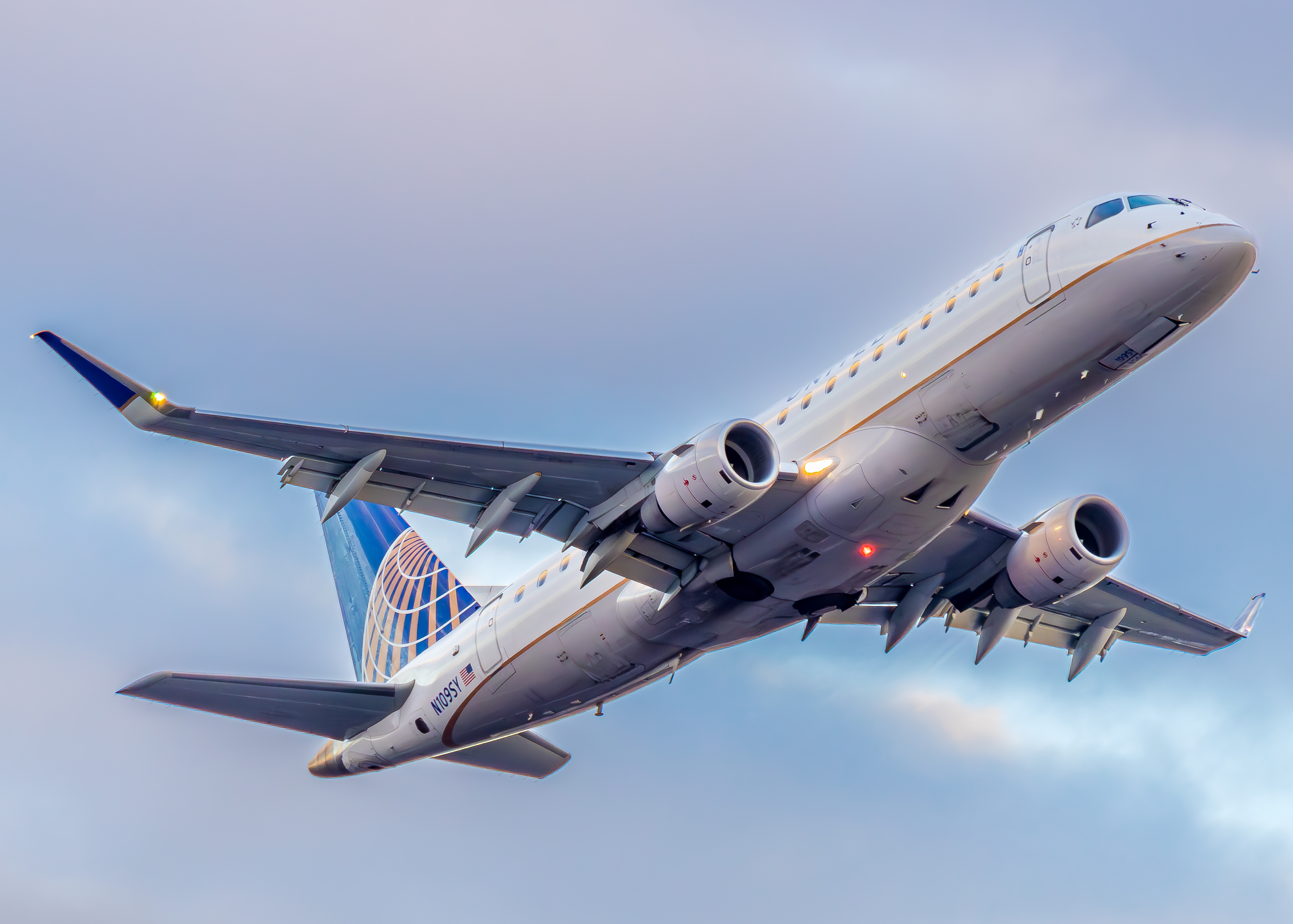 Full size: SkyWest Airlines Embraer E175 N109SY at Roberts Field Airport
