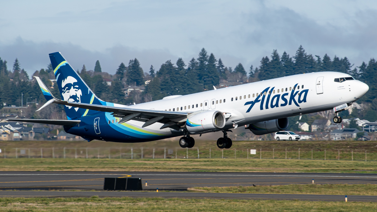 Full size: Alaska Airlines Boeing 737-900ER N462AS at Portland International Airport