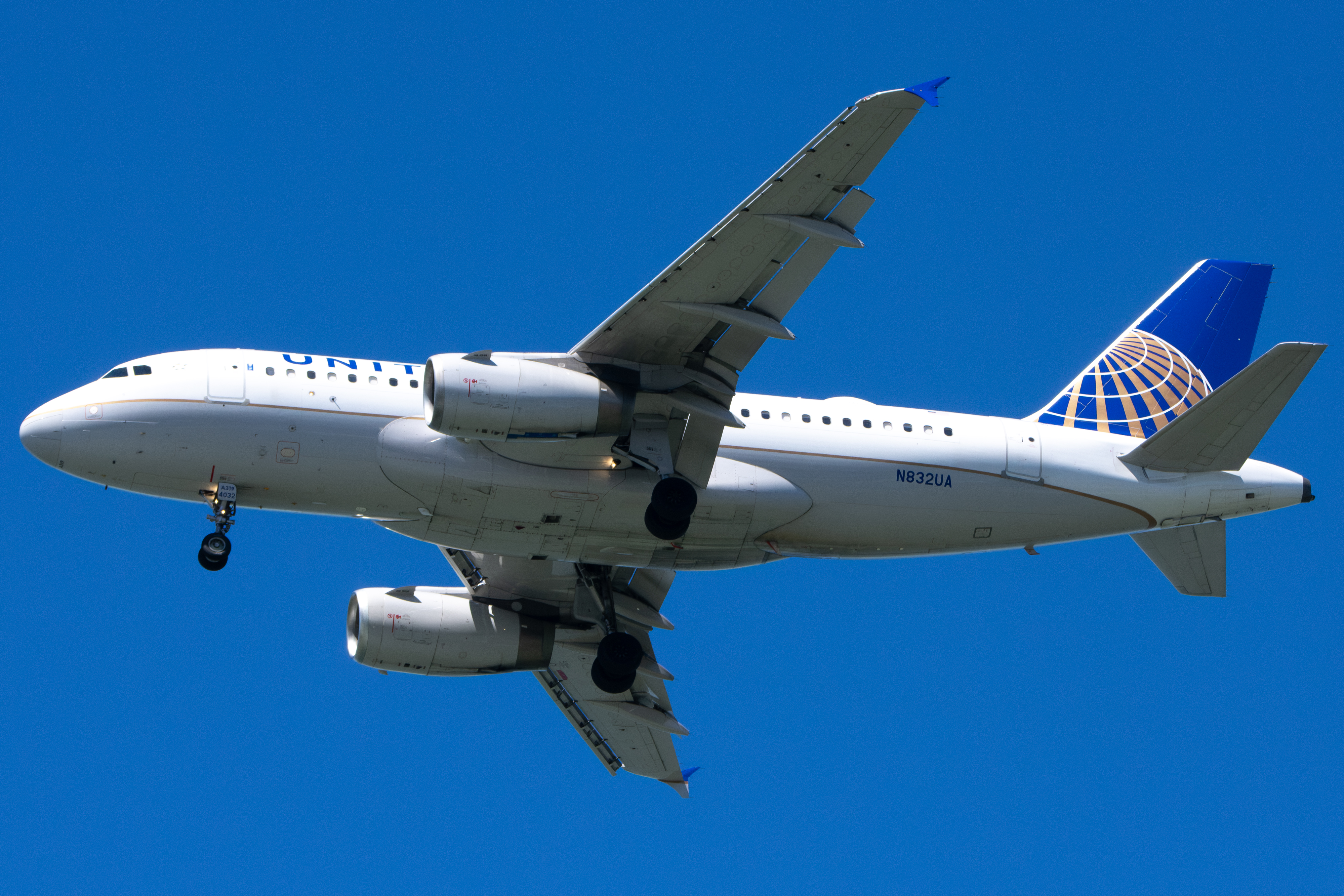Full size: United Airlines Airbus A319 N832UA at San Francisco International Airport