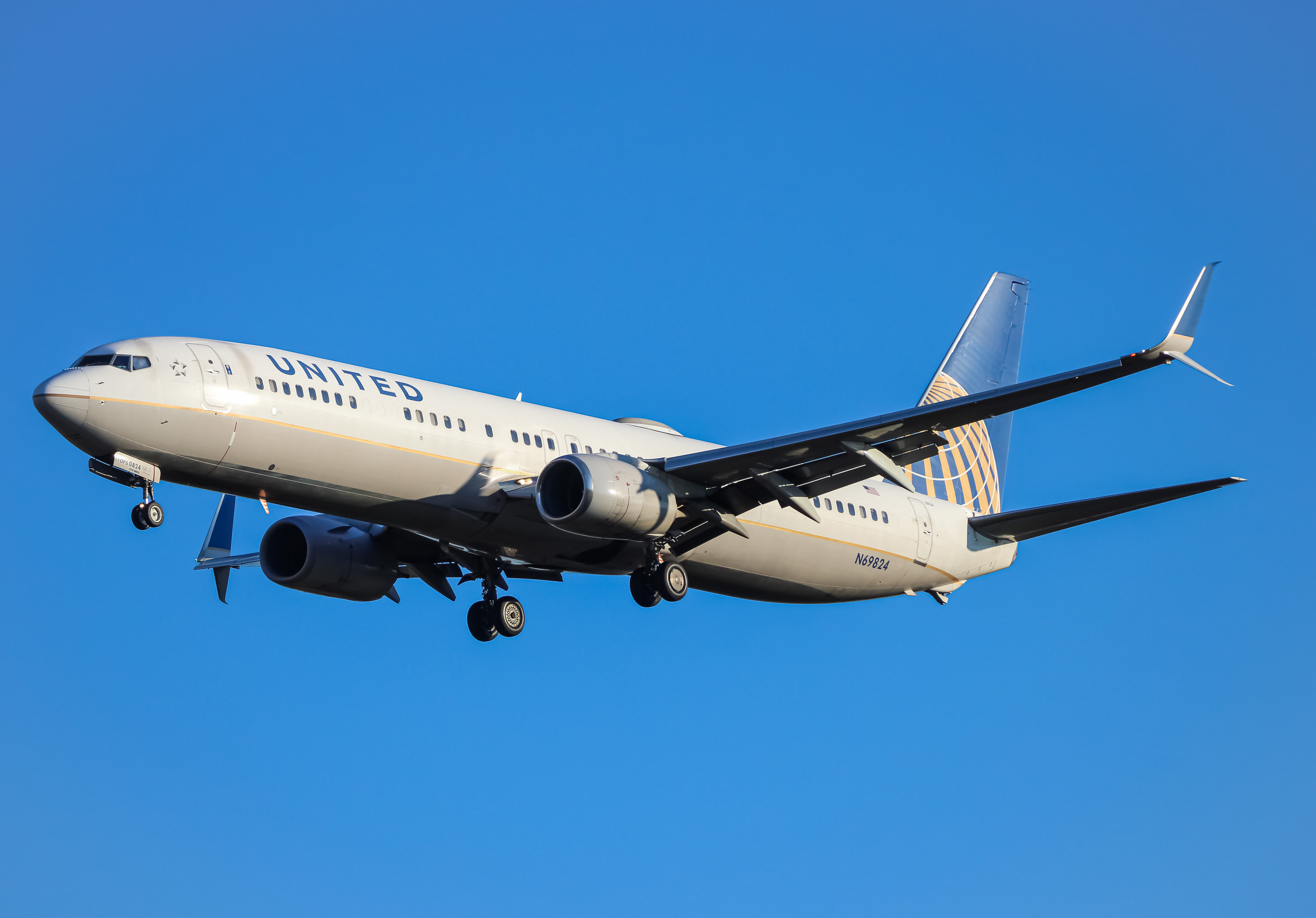 Full size: United Airlines Boeing 737-900ER N69824 at Washington Dulles International Airport