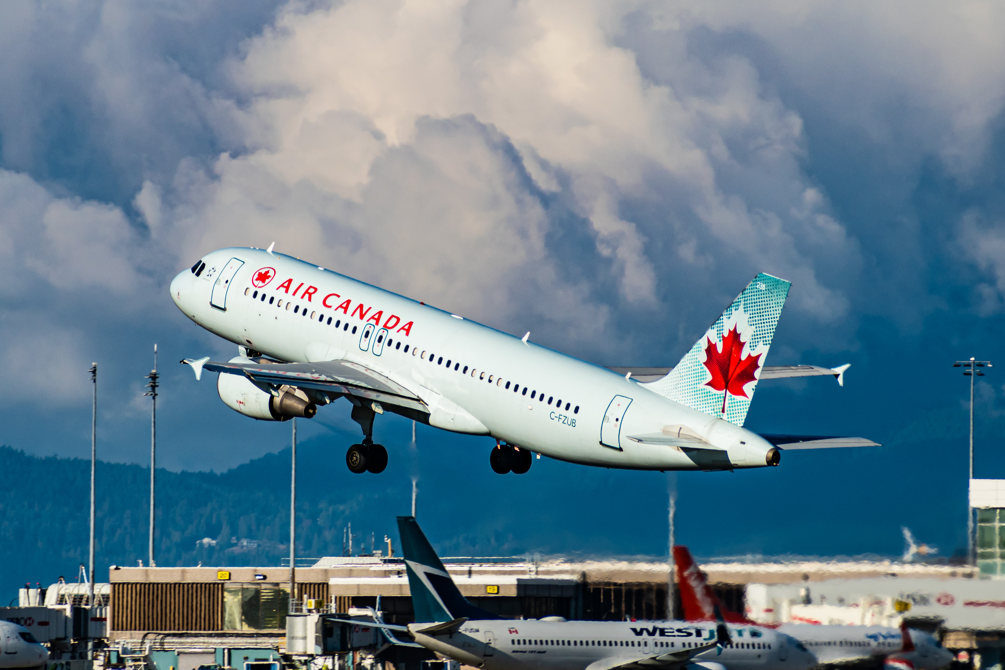 Full size: Air Canada Airbus A320 C-FZUB at Vancouver International Airport