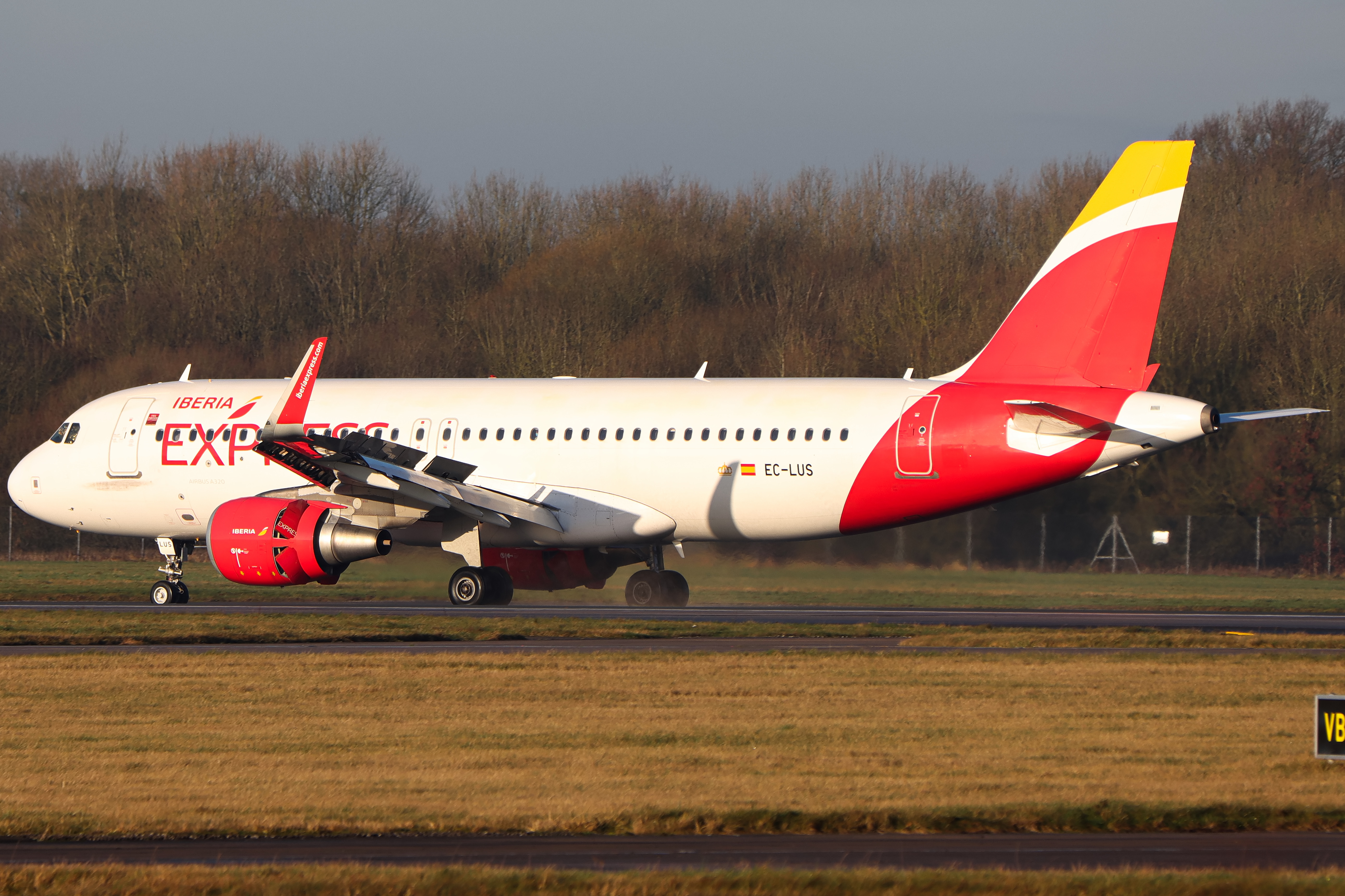 Full size: Iberia Express Airbus A320 EC-LUS at Manchester Airport