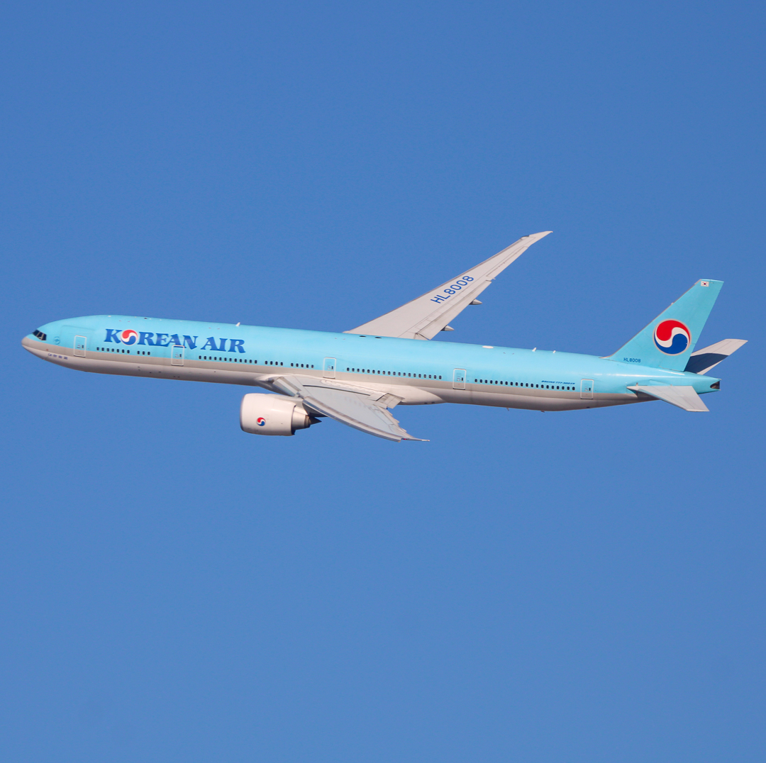 Full size: Korean Air  Boeing 777-300ER HL8008 at John F. Kennedy International Airport