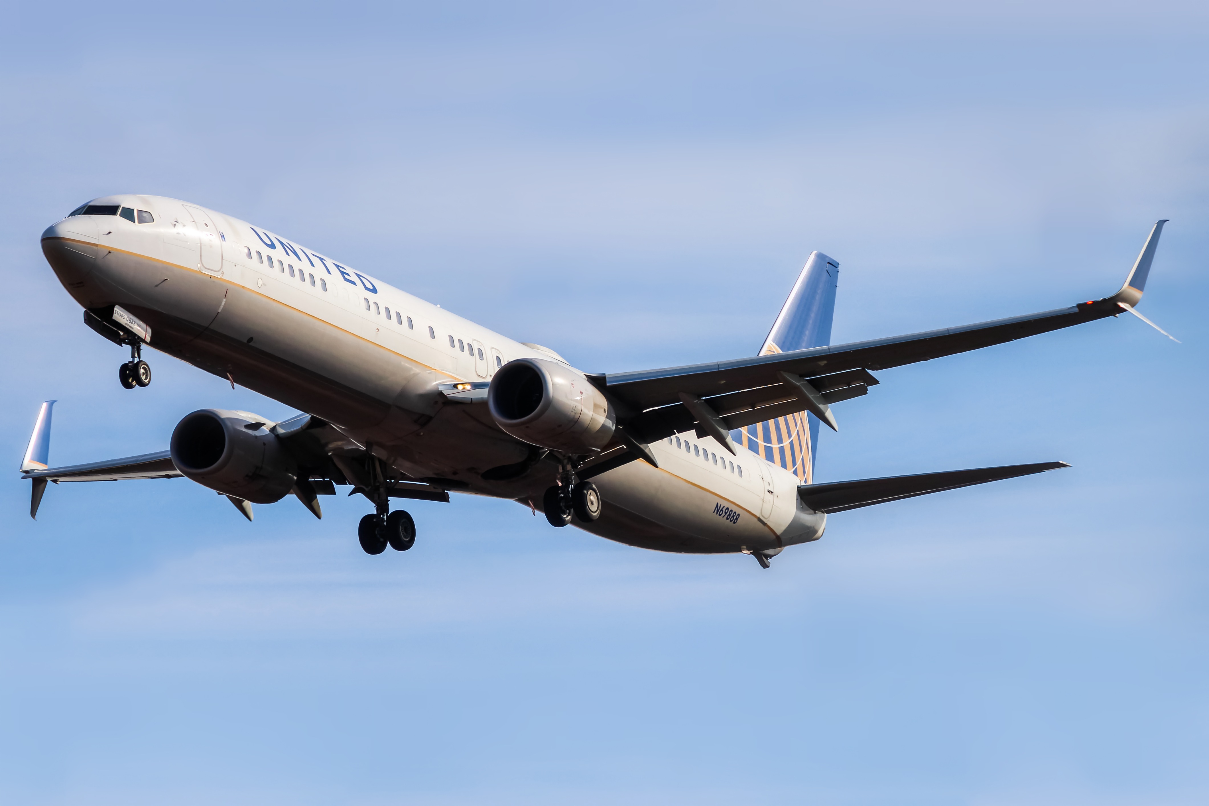 Full size: United Airlines Boeing 737-900ER N69888 at Washington Dulles International Airport