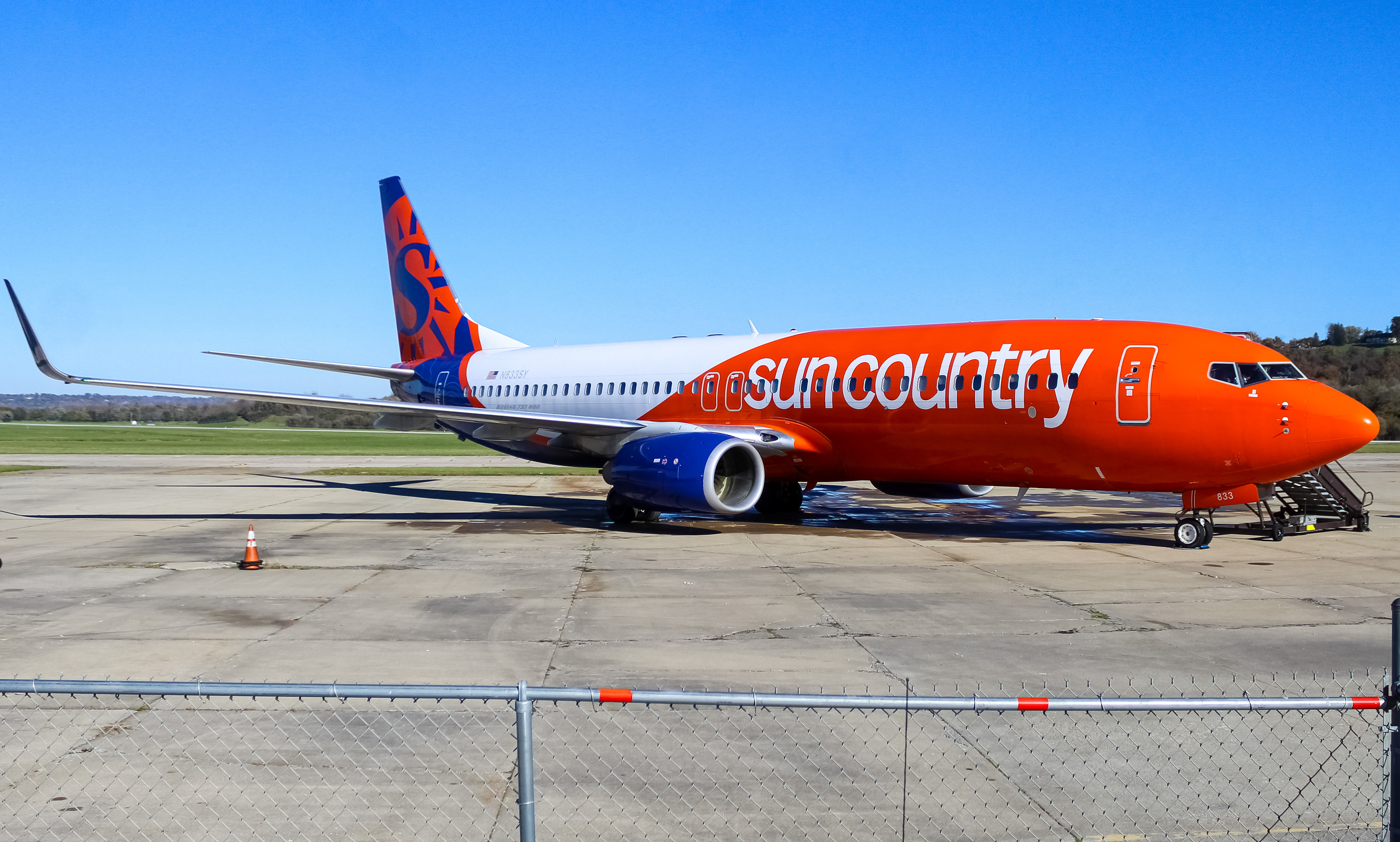 Full size: Sun Country Airlines Boeing 737-800 N833SY at Cincinnati Municipal Airport/Lunken Field