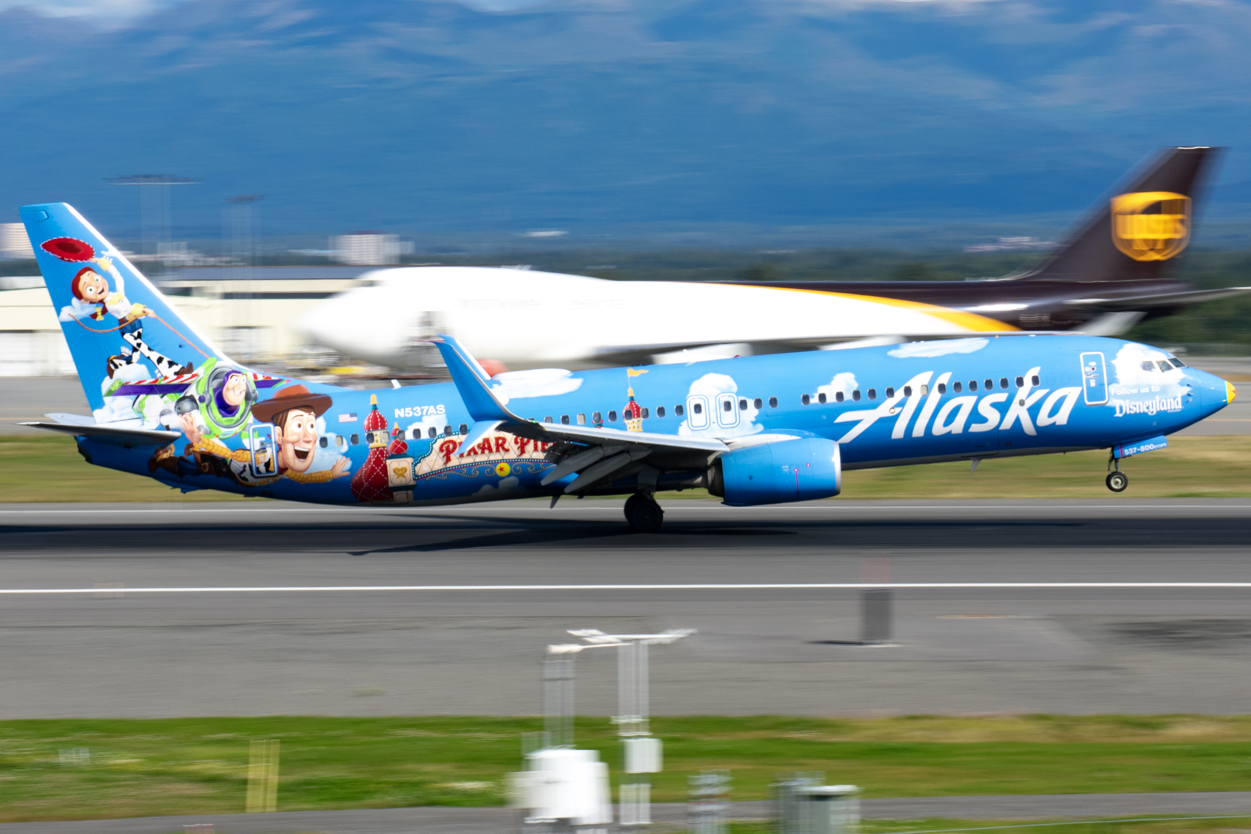 Full size: Alaska Airlines Boeing 737-800 N537AS at Anchorage Ted Stevens International Airport