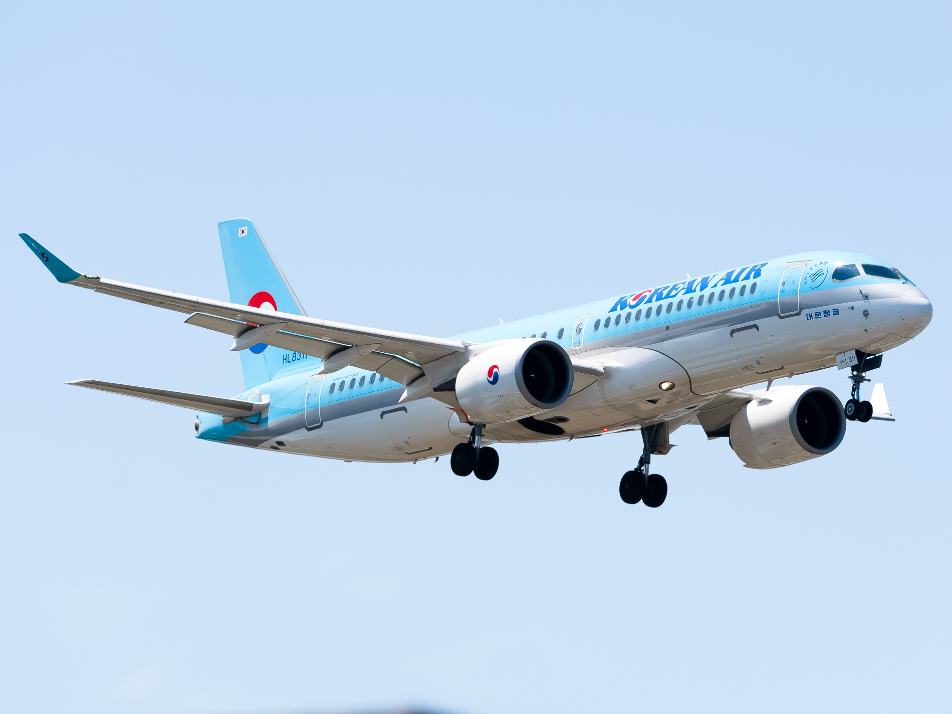 Full size: Korean Air Airbus A220-300 HL8311 at Gimhae International Airport