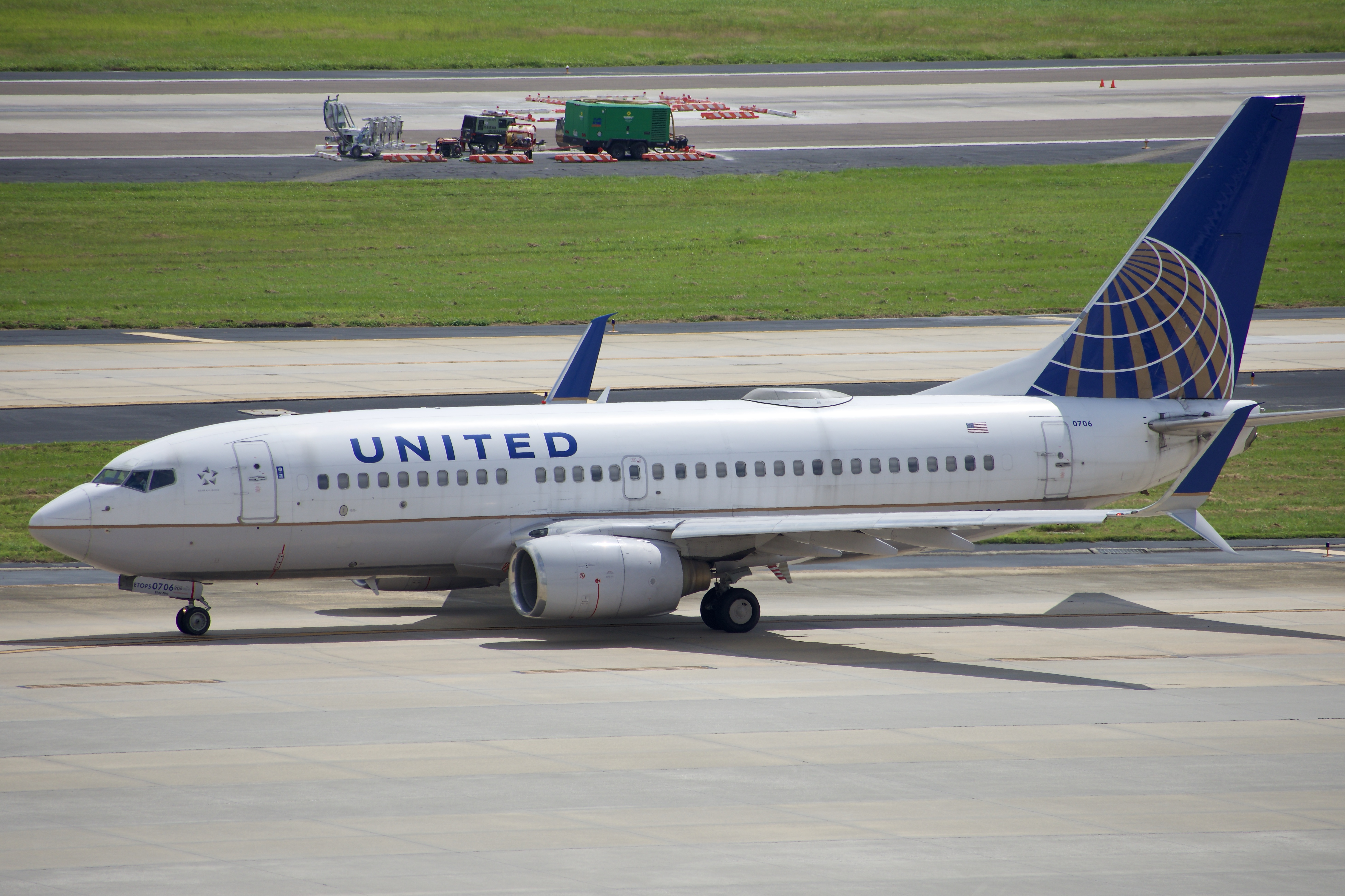 Full size: United Airlines Boeing 737-700 N24706 at Tampa International Airport