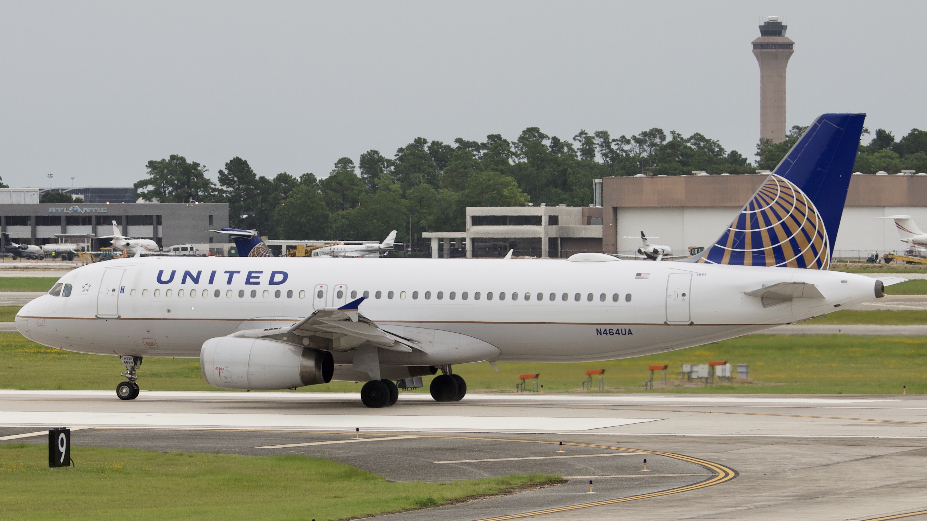 Full size: United Airlines Airbus A320 N464UA at Houston-George Bush Intercontinental Airport