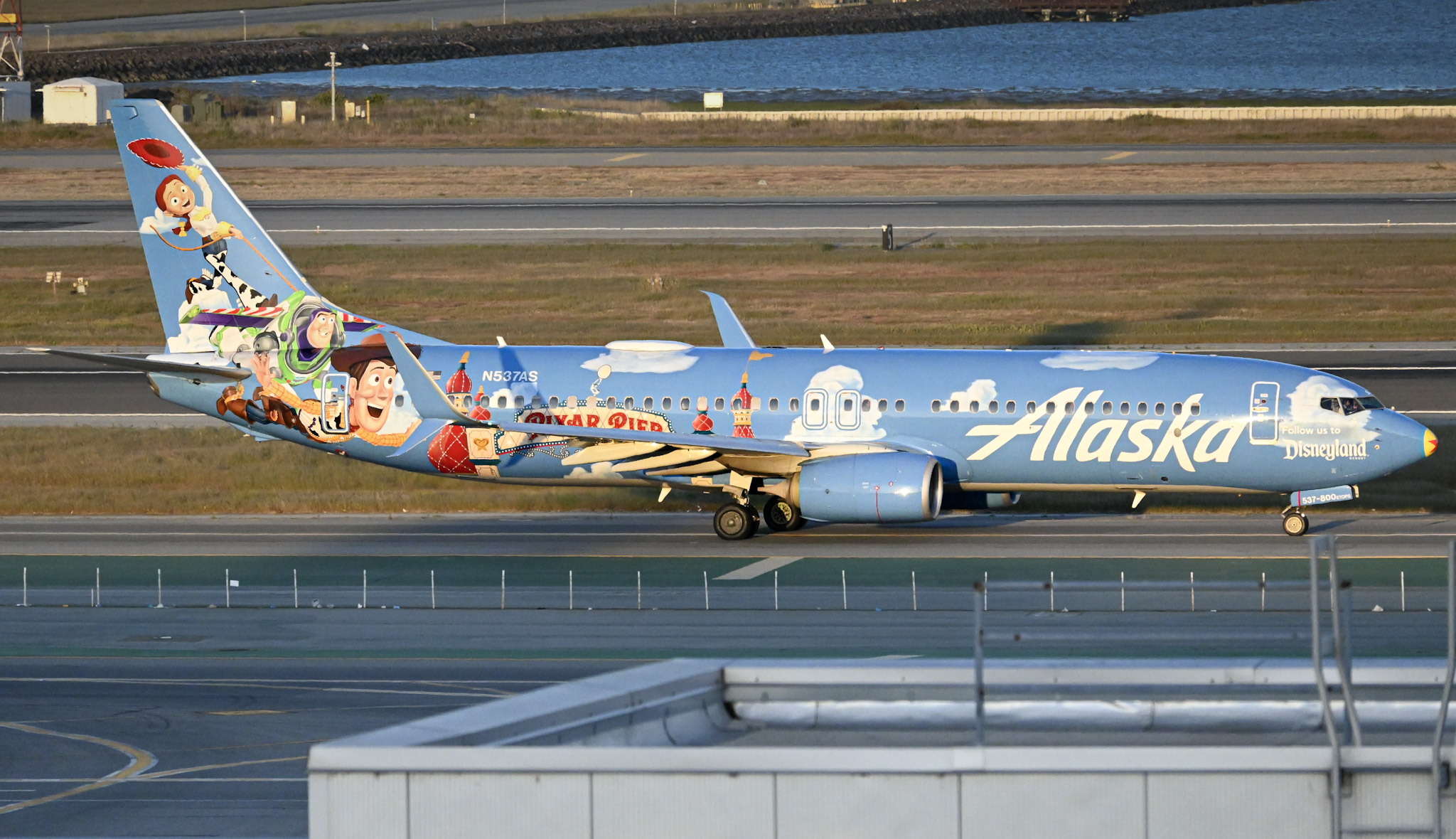 Full size: Alaska Airlines Boeing 737-800 N537AS at San Francisco International Airport