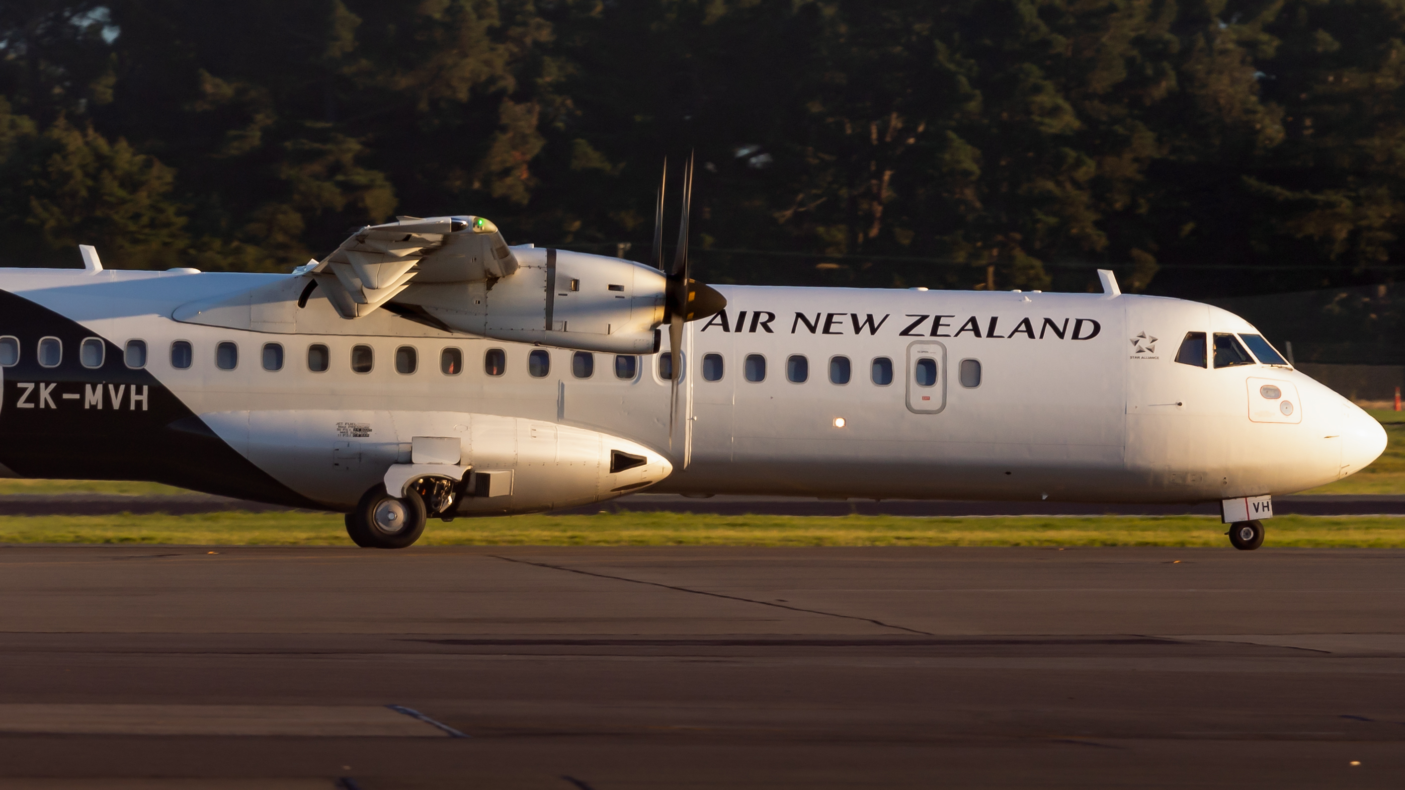Full size: Air New Zealand ATR 72-600 ZK-MVH at Christchurch International Airport