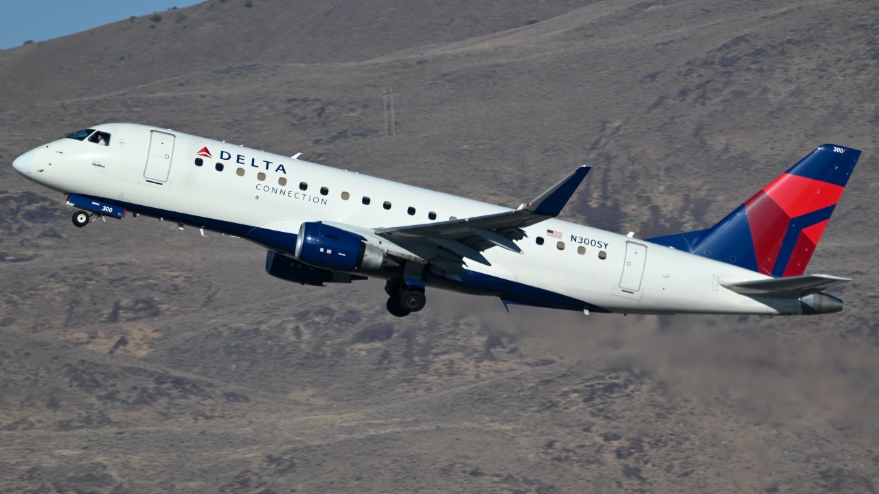 Full size: Delta Connection Embraer E175 N300SY at Reno/Tahoe International Airport