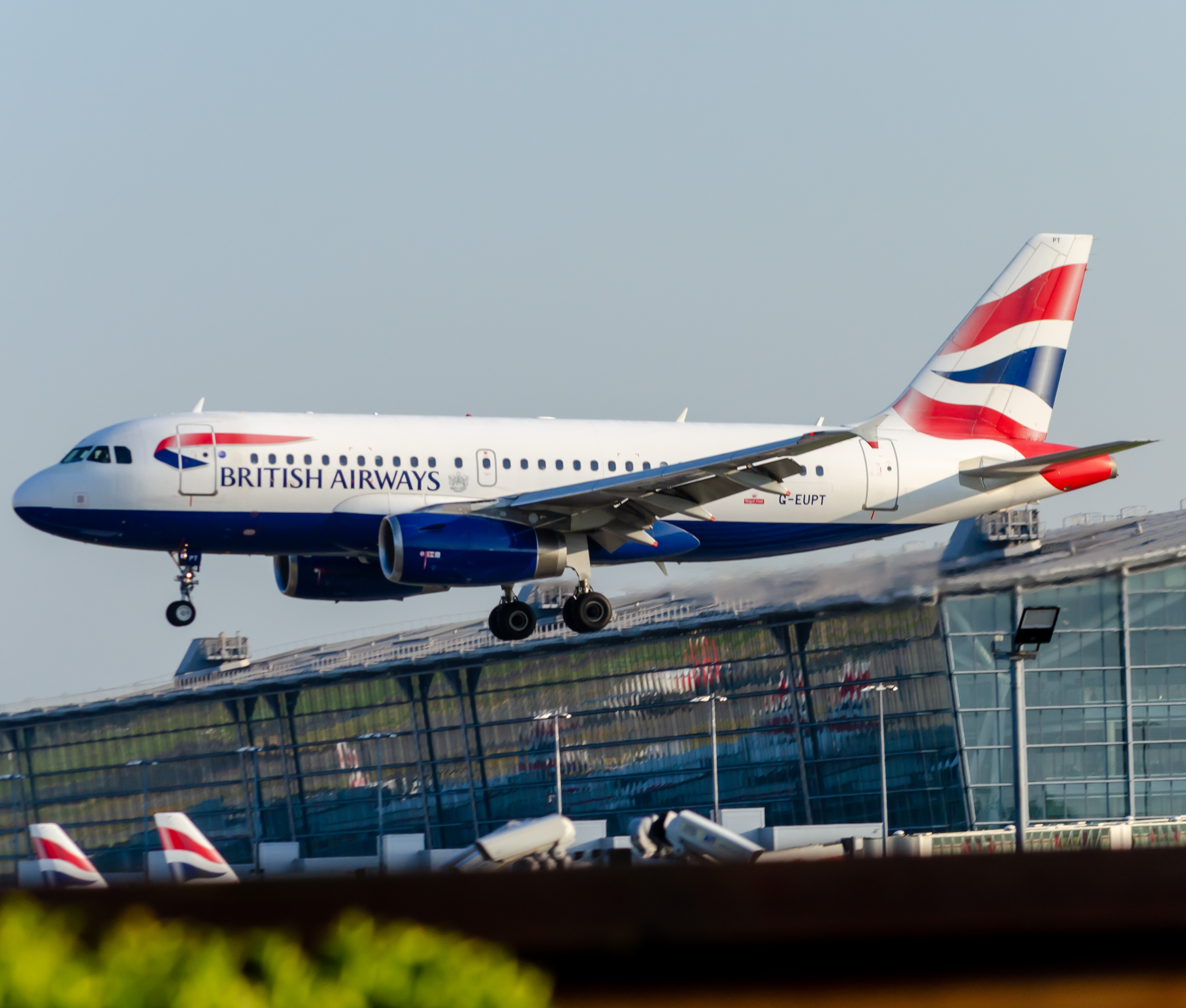Full size: British Airways Airbus A319 GEUPT at London Heathrow International Airport