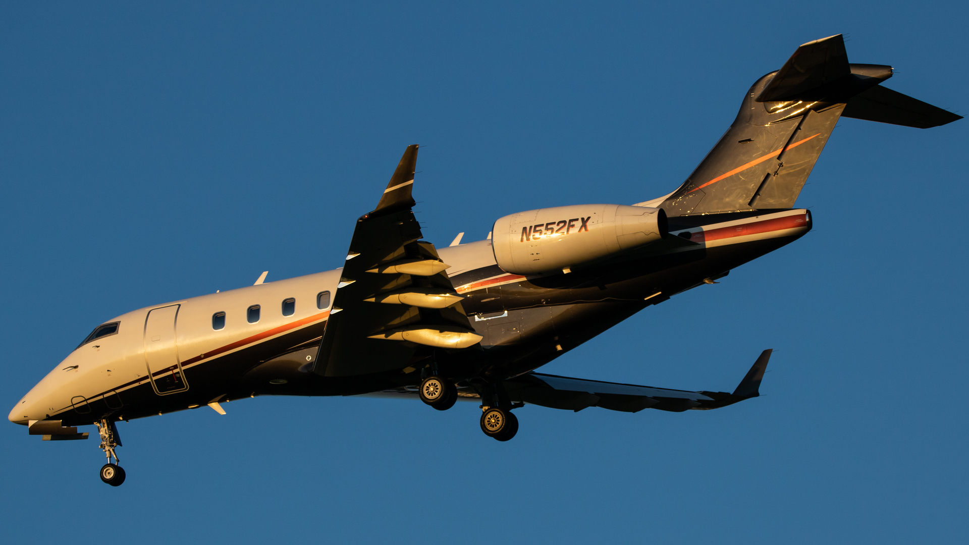 Full size: FlexJet Bombardier Challenger 300  N552FX at Washington Dulles International Airport