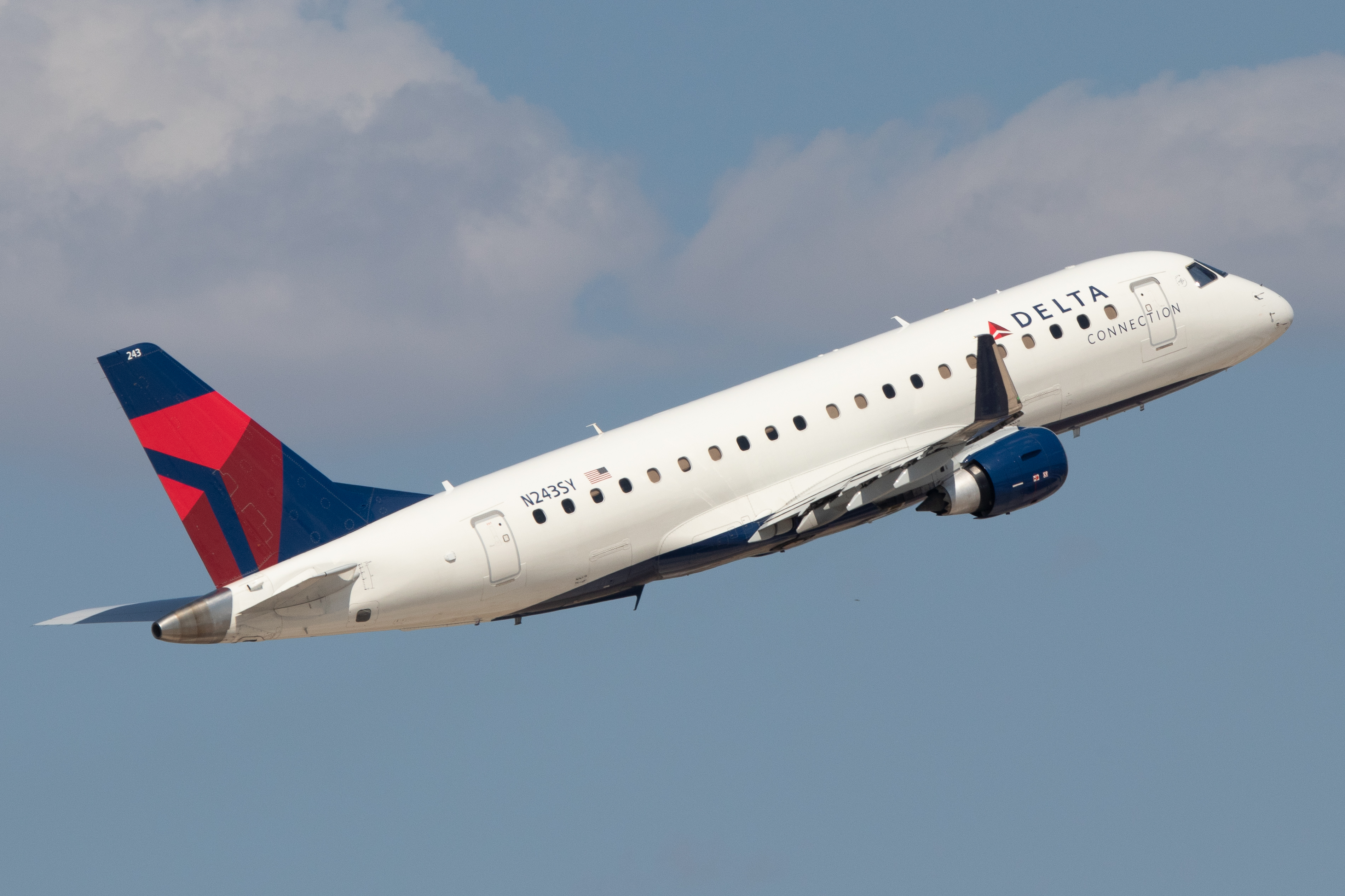 Full size: Delta Connection Embraer E175 N243SY at San Antonio International Airport
