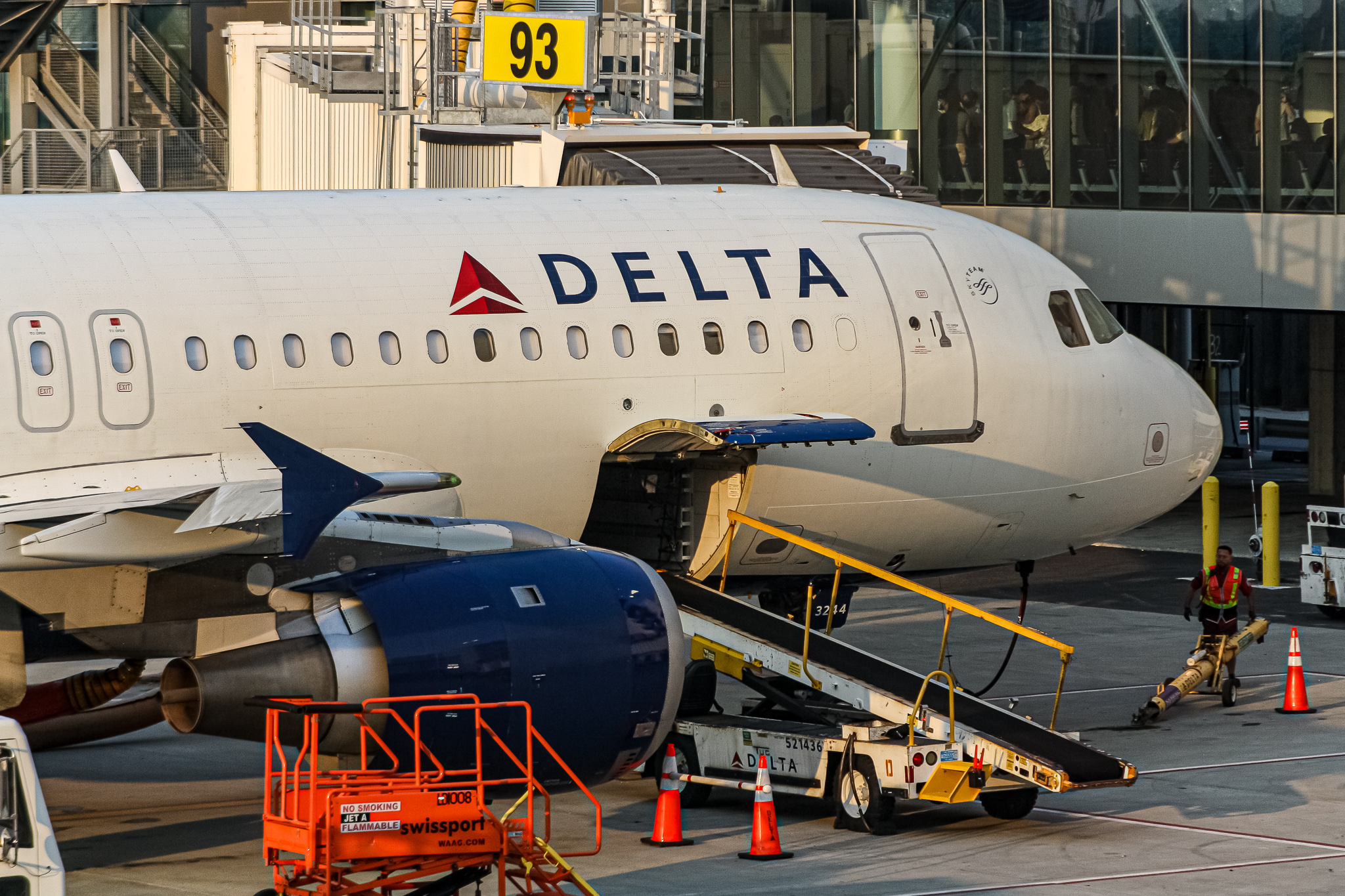 Full size: Delta Airlines Airbus A320 N344NW at LaGuardia Airport