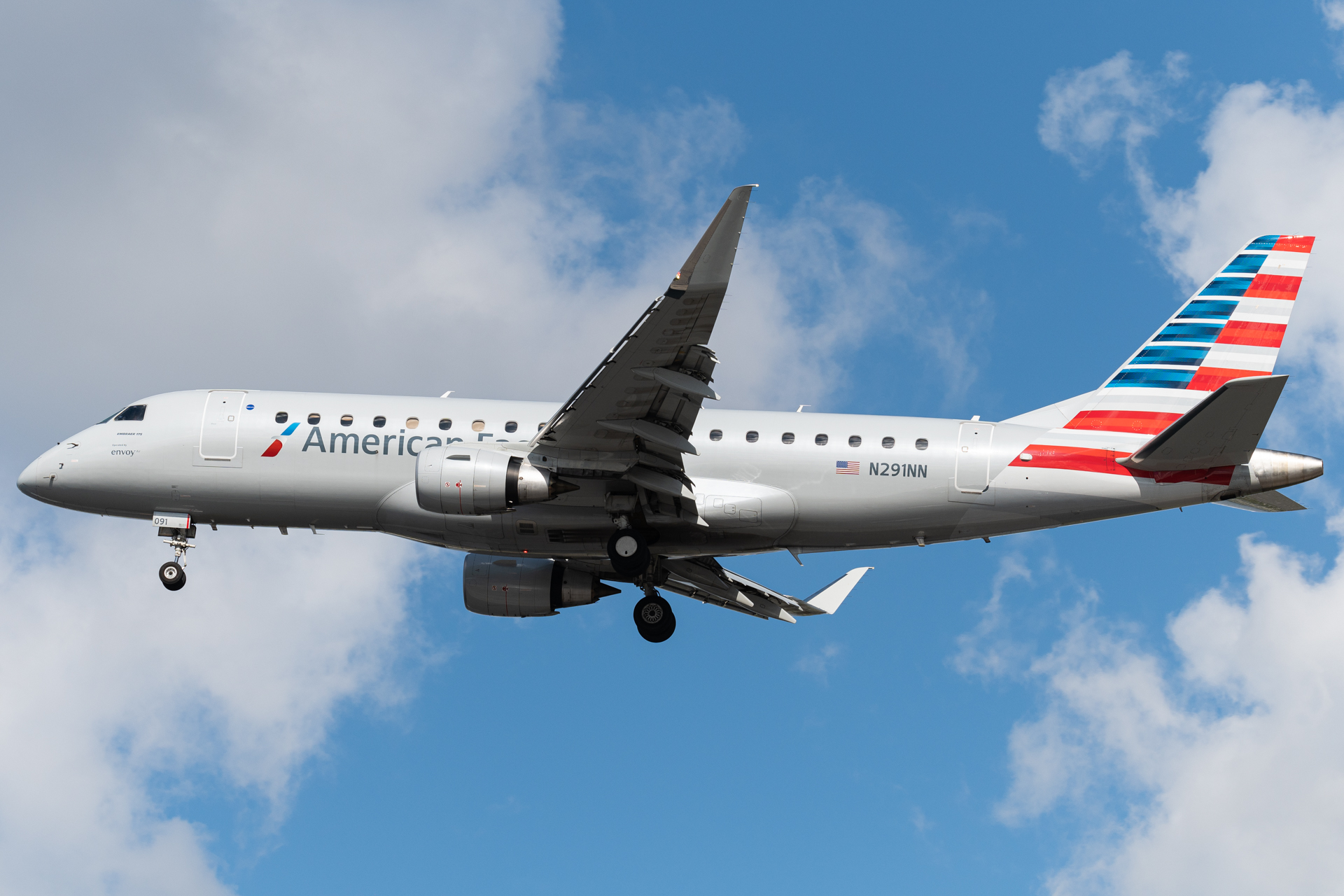 Full size: American Eagle Embraer E175 N291NN at Miami International Airport