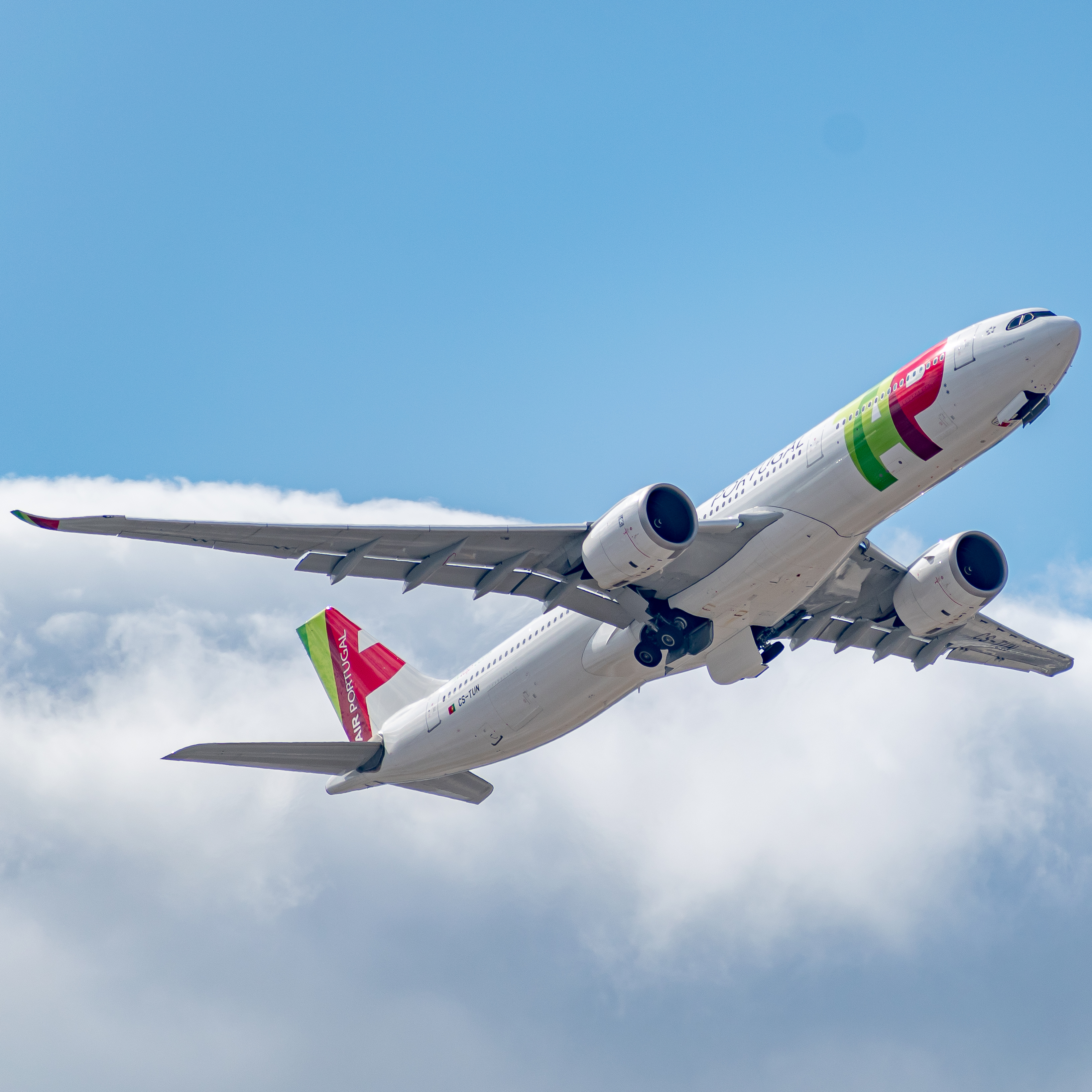 Full size: TAP Air Portugal Airbus A330-900 CS-TUN at Miami International Airport