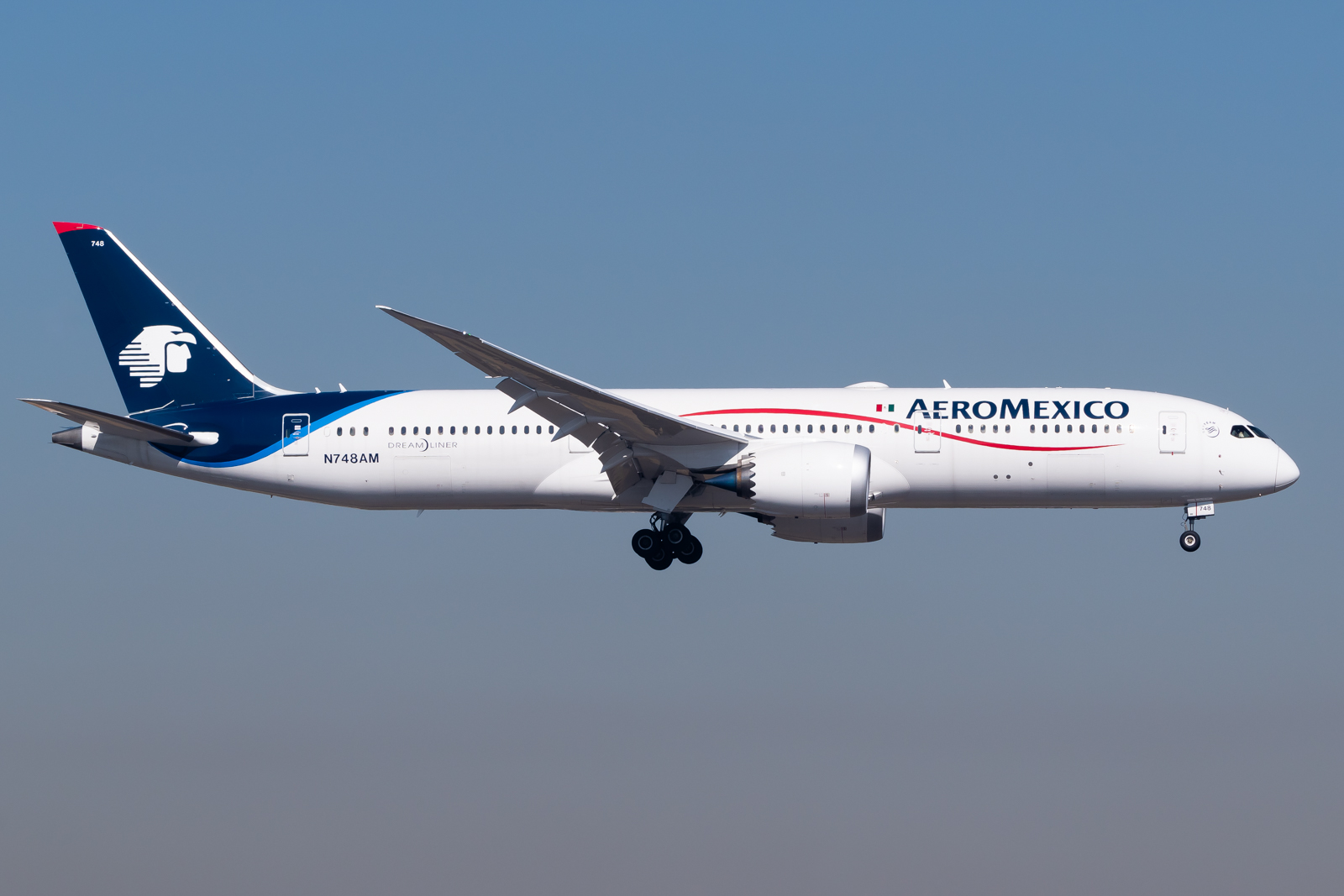 Full size: Aeromexico Boeing 787-9 N748AM at Mexico City International Airport