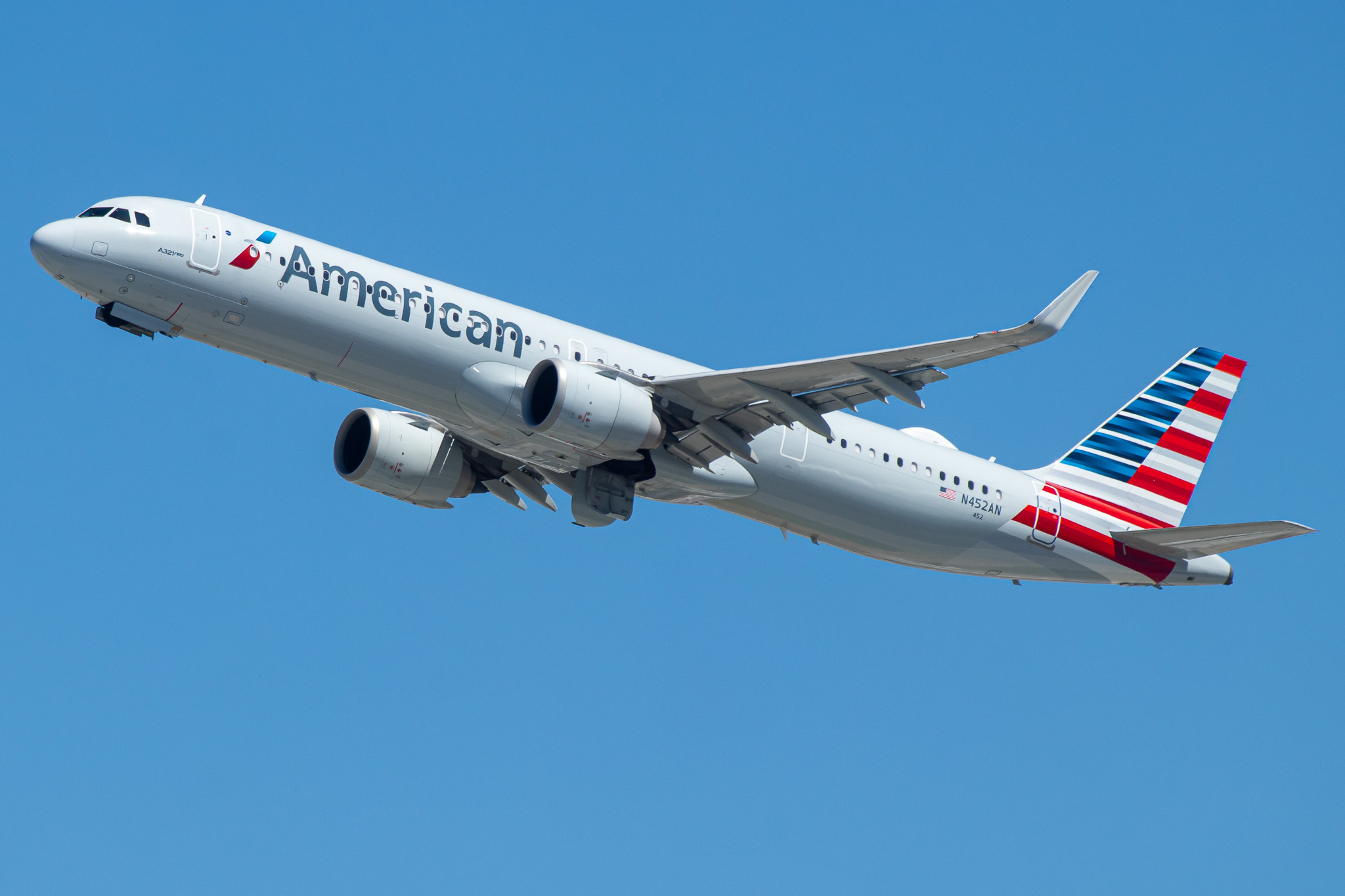 Full size: American Airlines Airbus A321NEO N452AN at Los Angeles International Airport