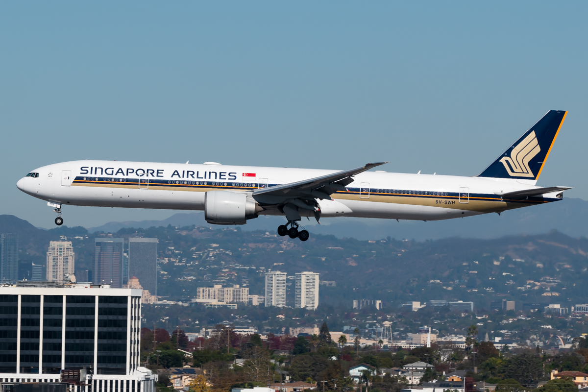 Full size: Singapore Airlines Boeing 777-300ER 9V-SWH at Los Angeles International Airport