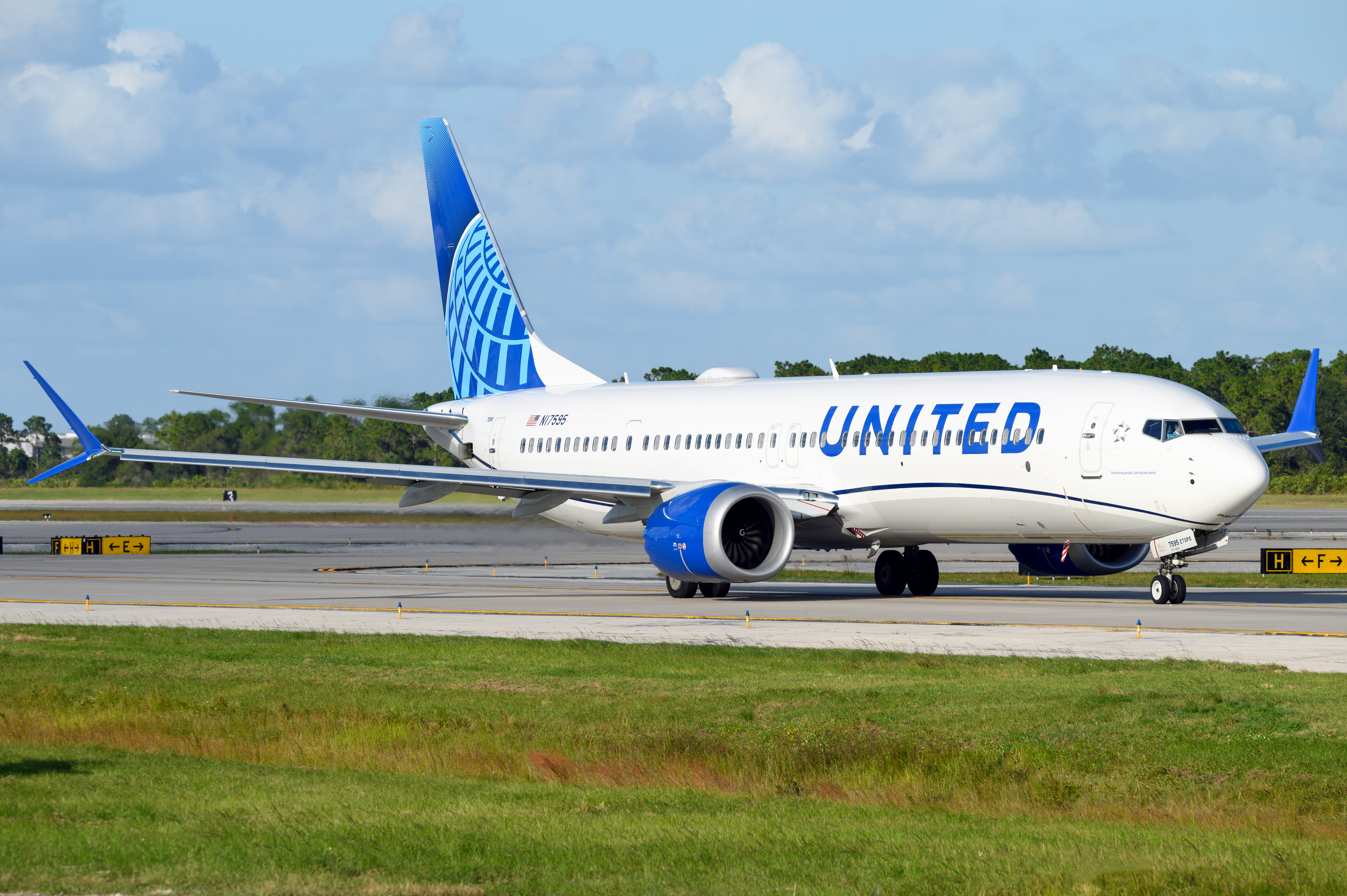 Full size: United Airlines Boeing 737 MAX 9 N17595 at Orlando International Airport