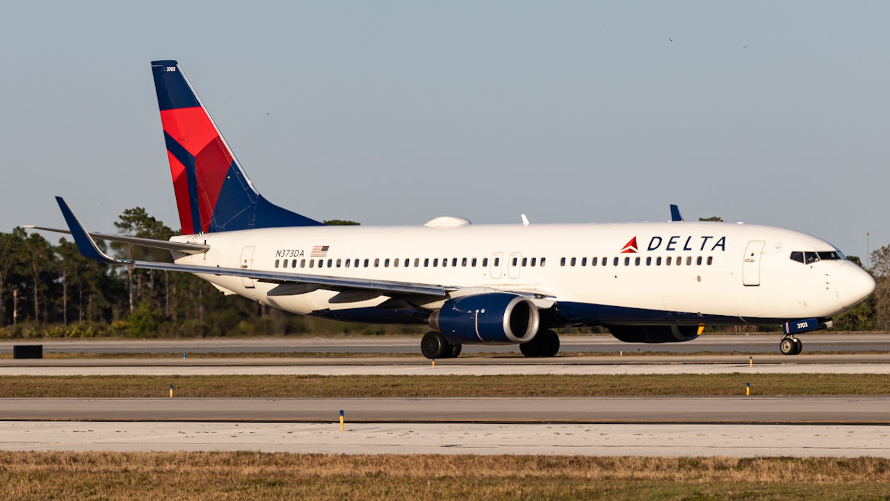 Full size: Delta Airlines Boeing 737-800 N373DA at Orlando International Airport