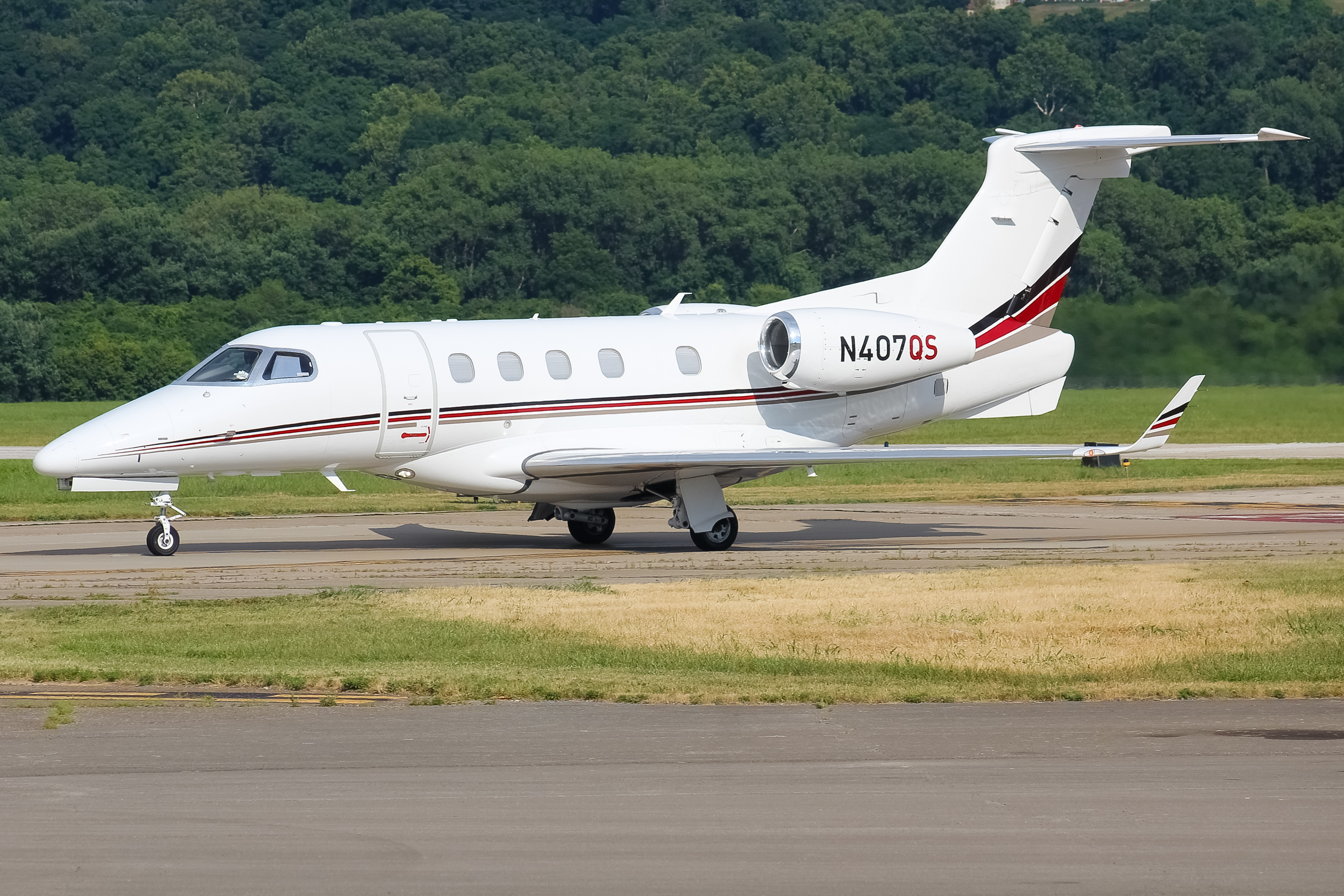 Full size: NetJets Embraer Phenom 300 N407QS at Cincinnati Municipal Airport/Lunken Field