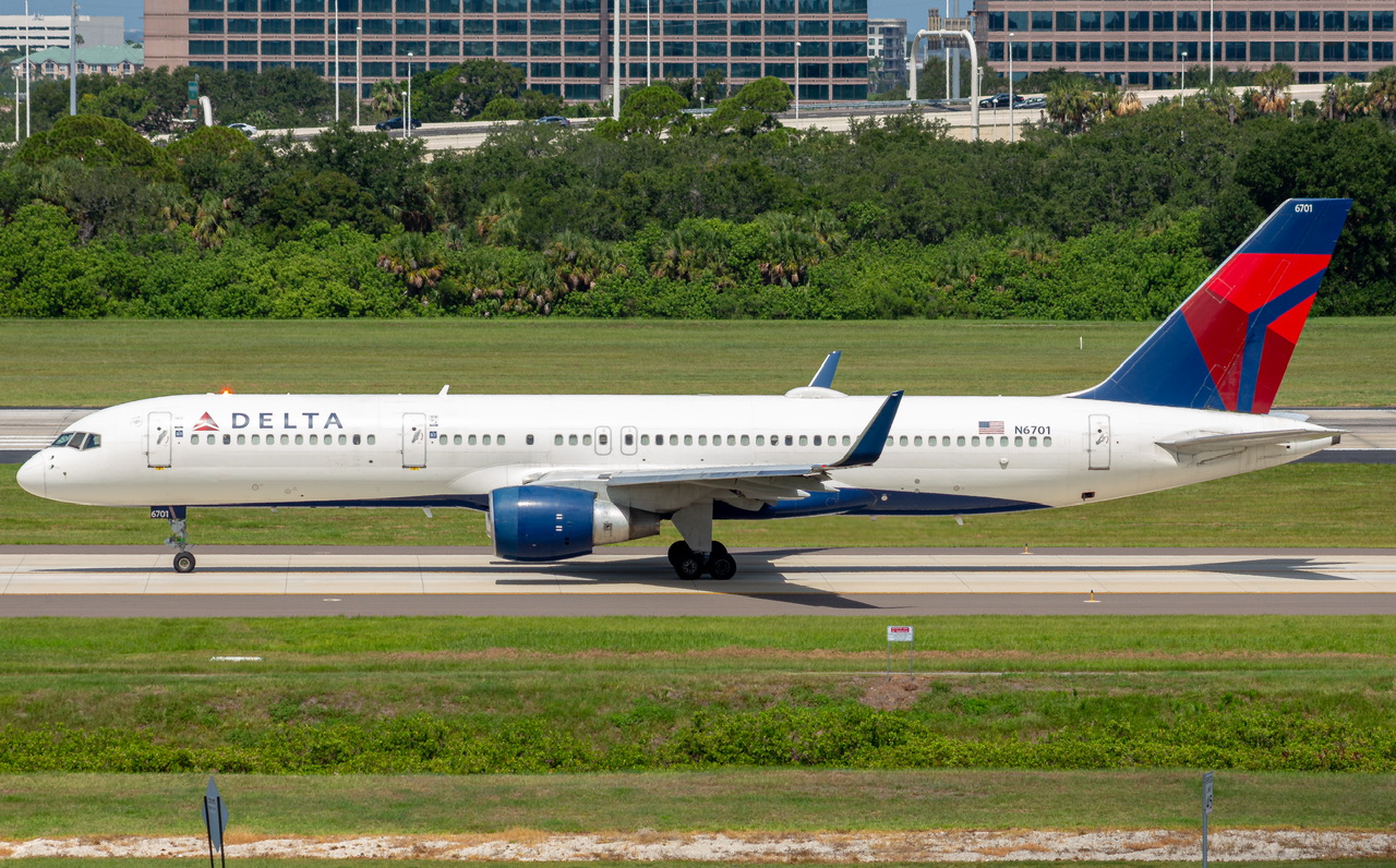 Full size: Delta Airlines Boeing 757-200 N6701 at Tampa International Airport