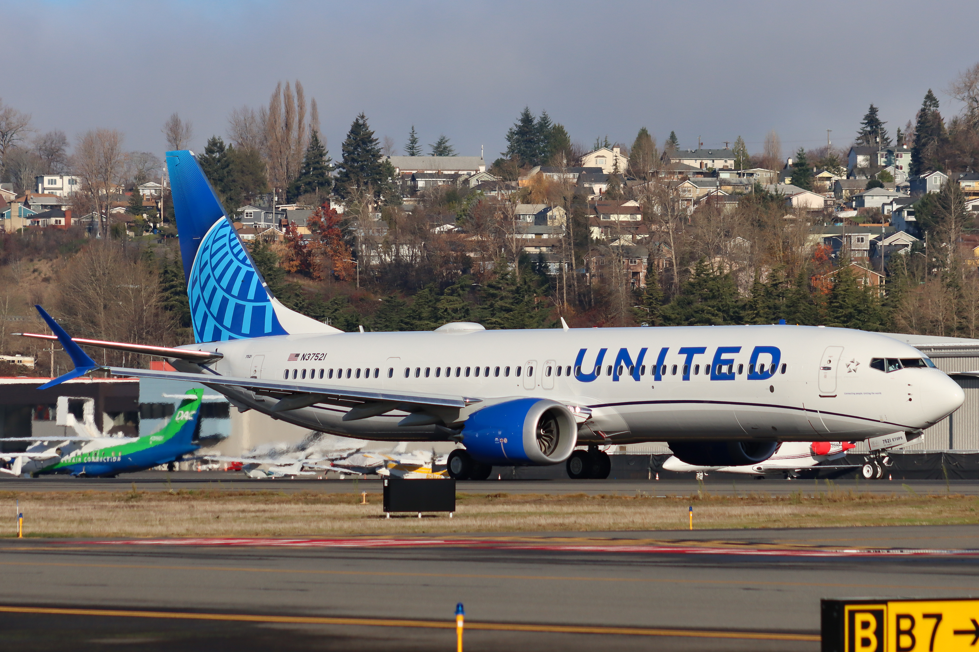 Full size: United Airlines Boeing 737 MAX 9 N37521 at Boeing Field/King County International Airport