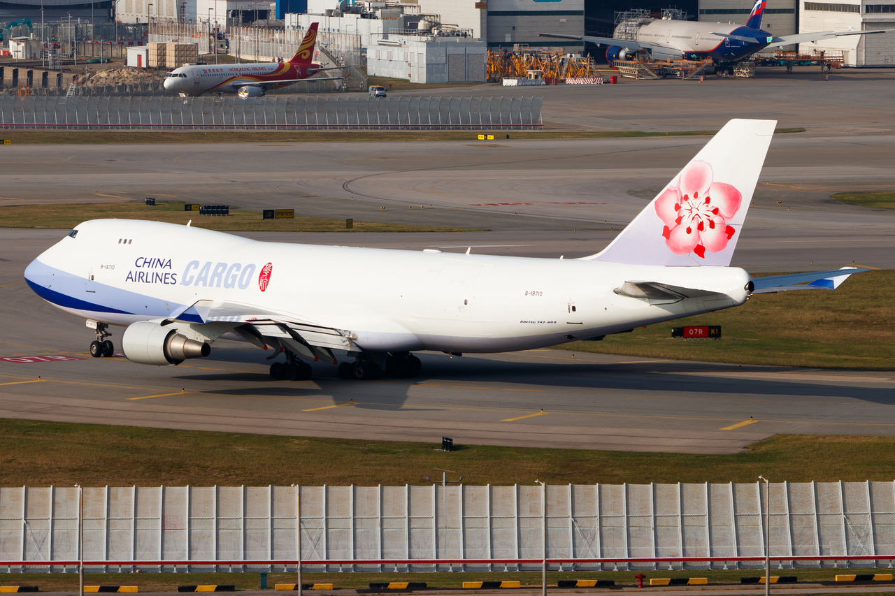 Full size: China Airlines Cargo Boeing 747-400F B-18710 at Hong Kong International Airport